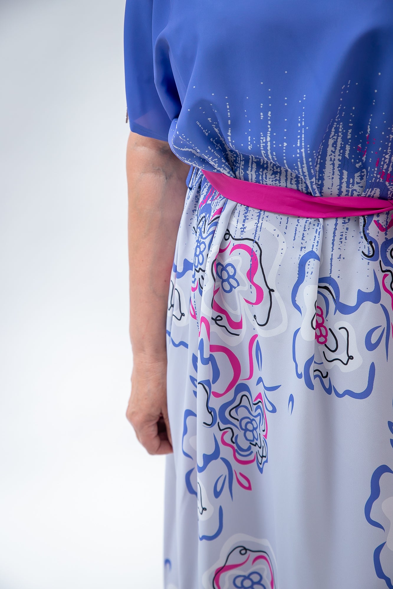 Kimono stila kleita ar jostu
