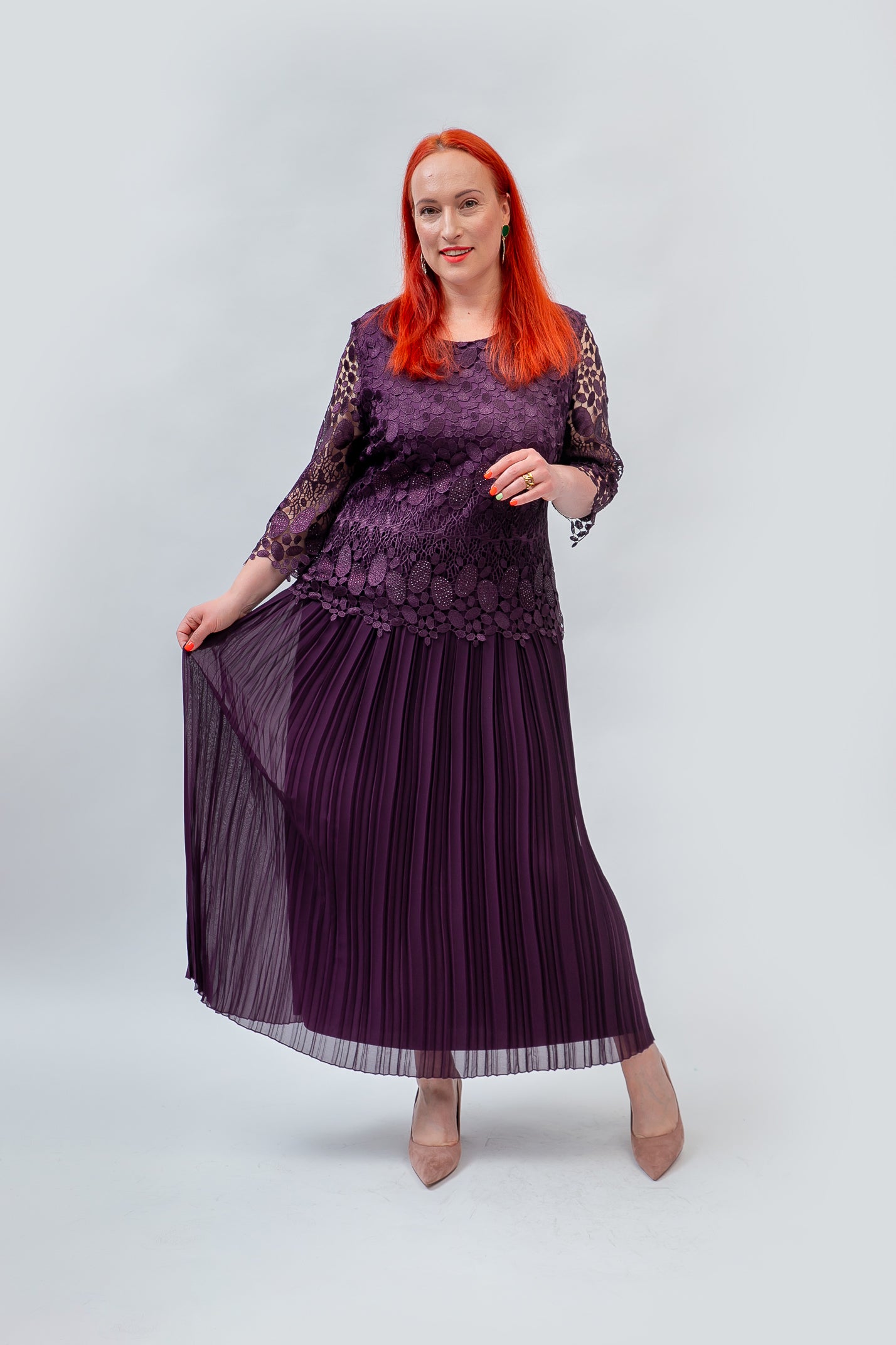 Gara kleita ar flisētiem svārkiem un spidumiem - violeta