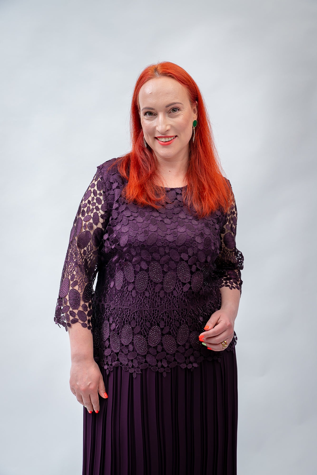 Gara kleita ar flisētiem svārkiem un spidumiem - violeta