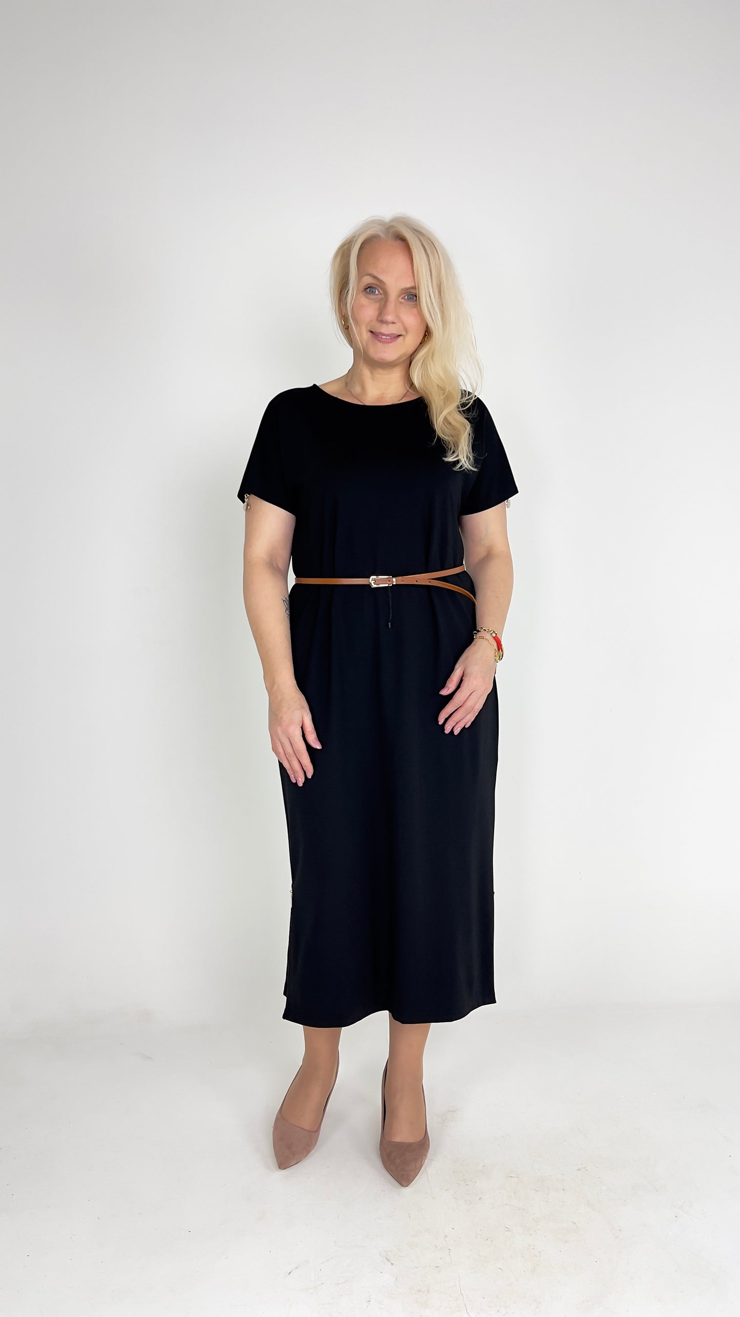 Melna bāzes kleita ar jostu
