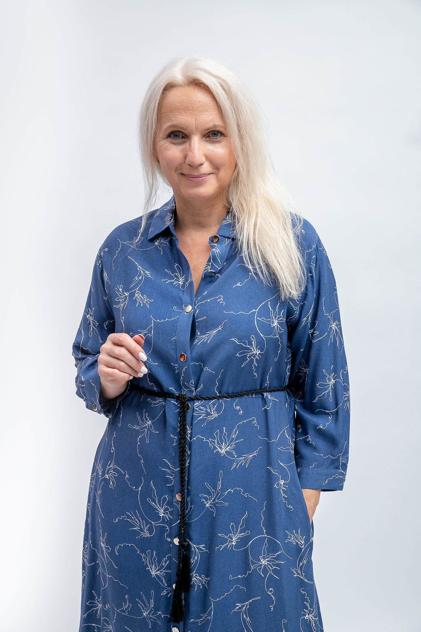 Zila kleita ar jostiņu