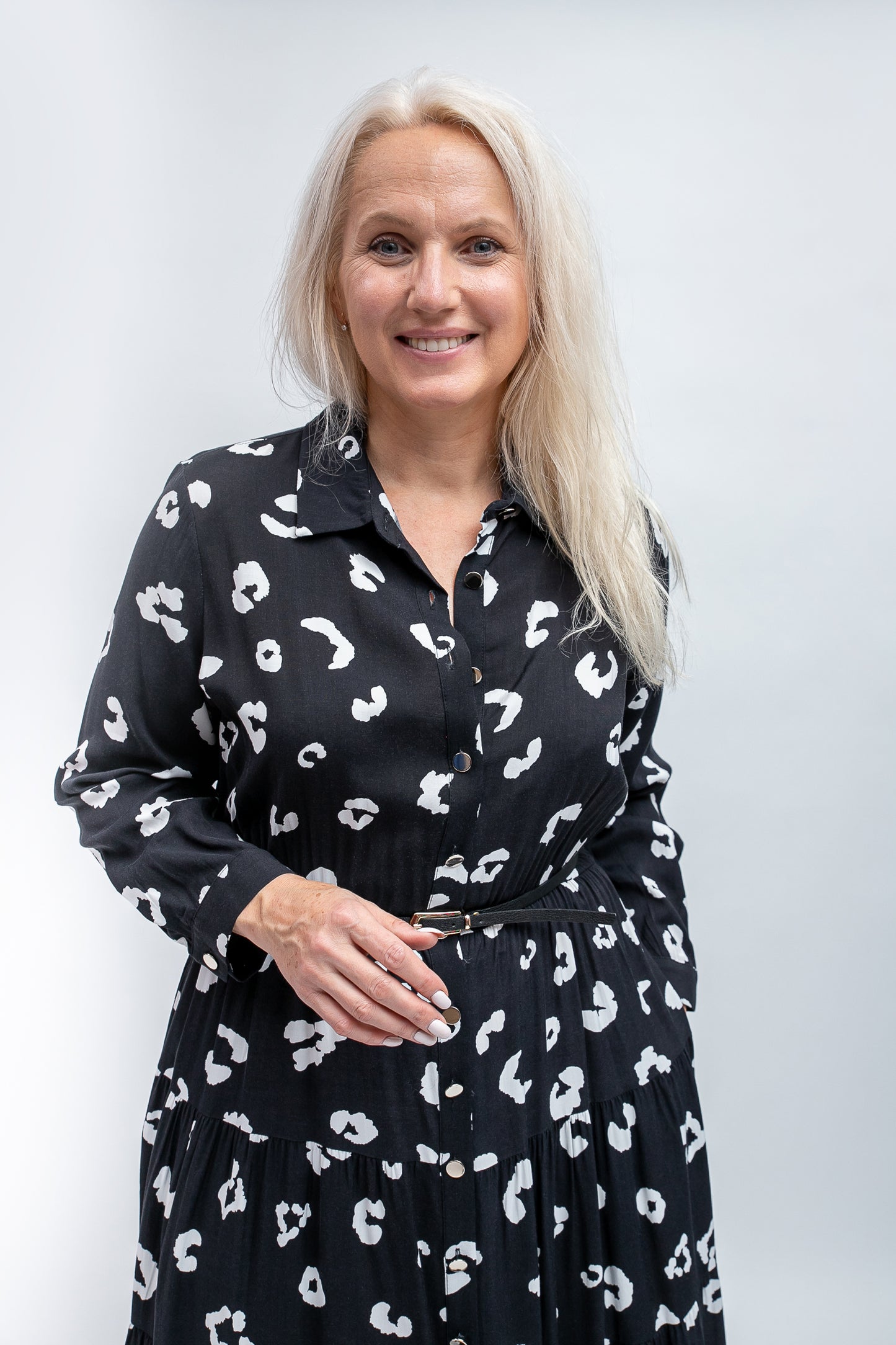Melna kleita ar printu un jostu