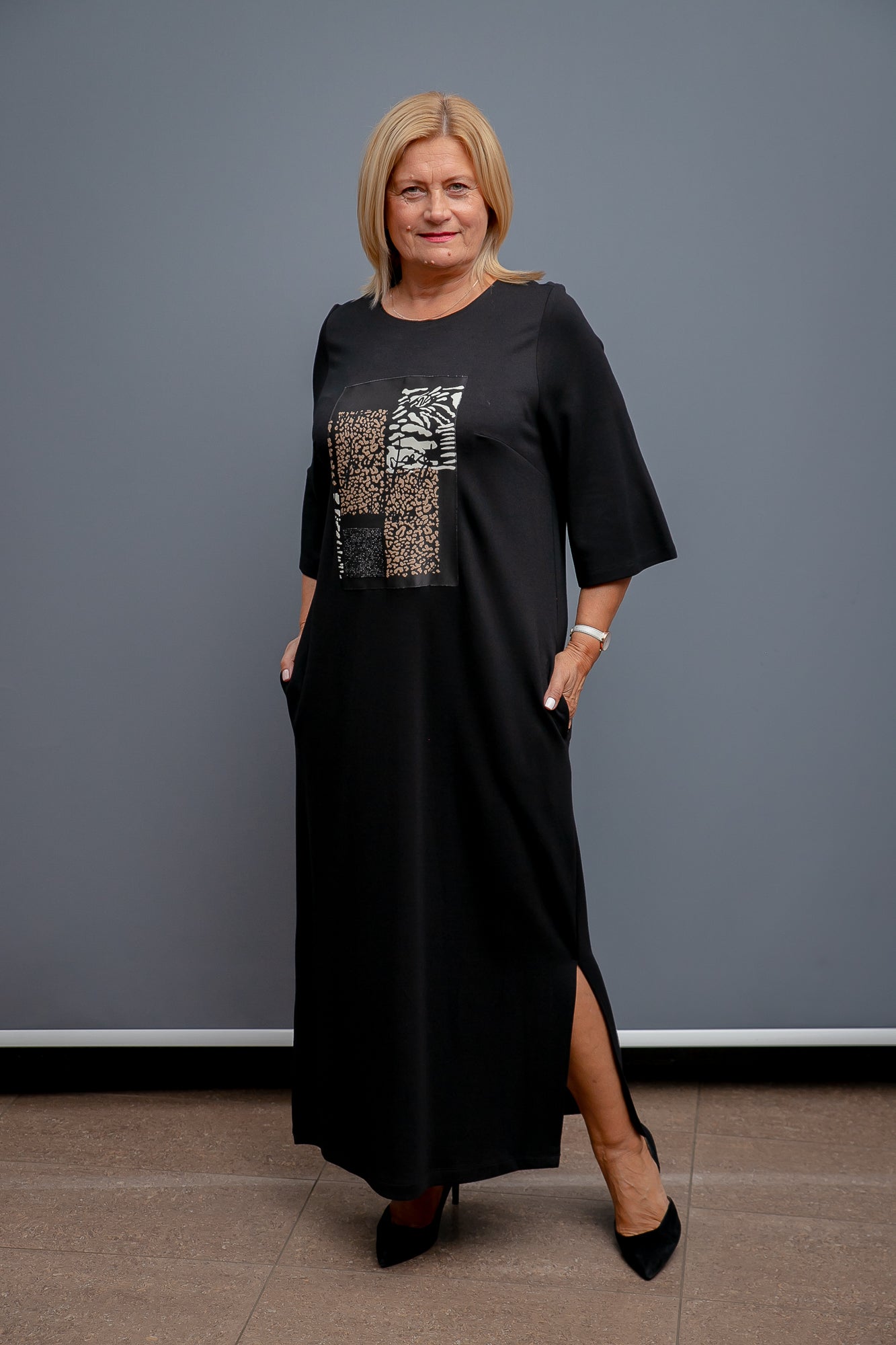 Eleganta melna trikotāžas kleita ar printu