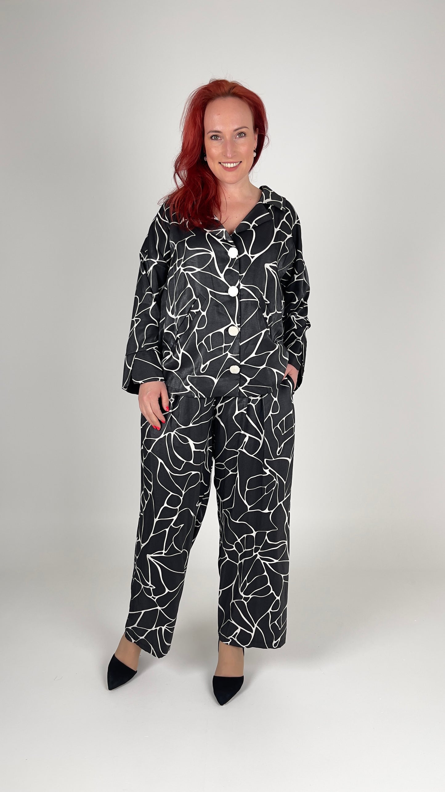 Kostīms ar platajām biksēm un ģeometrisko rakstu