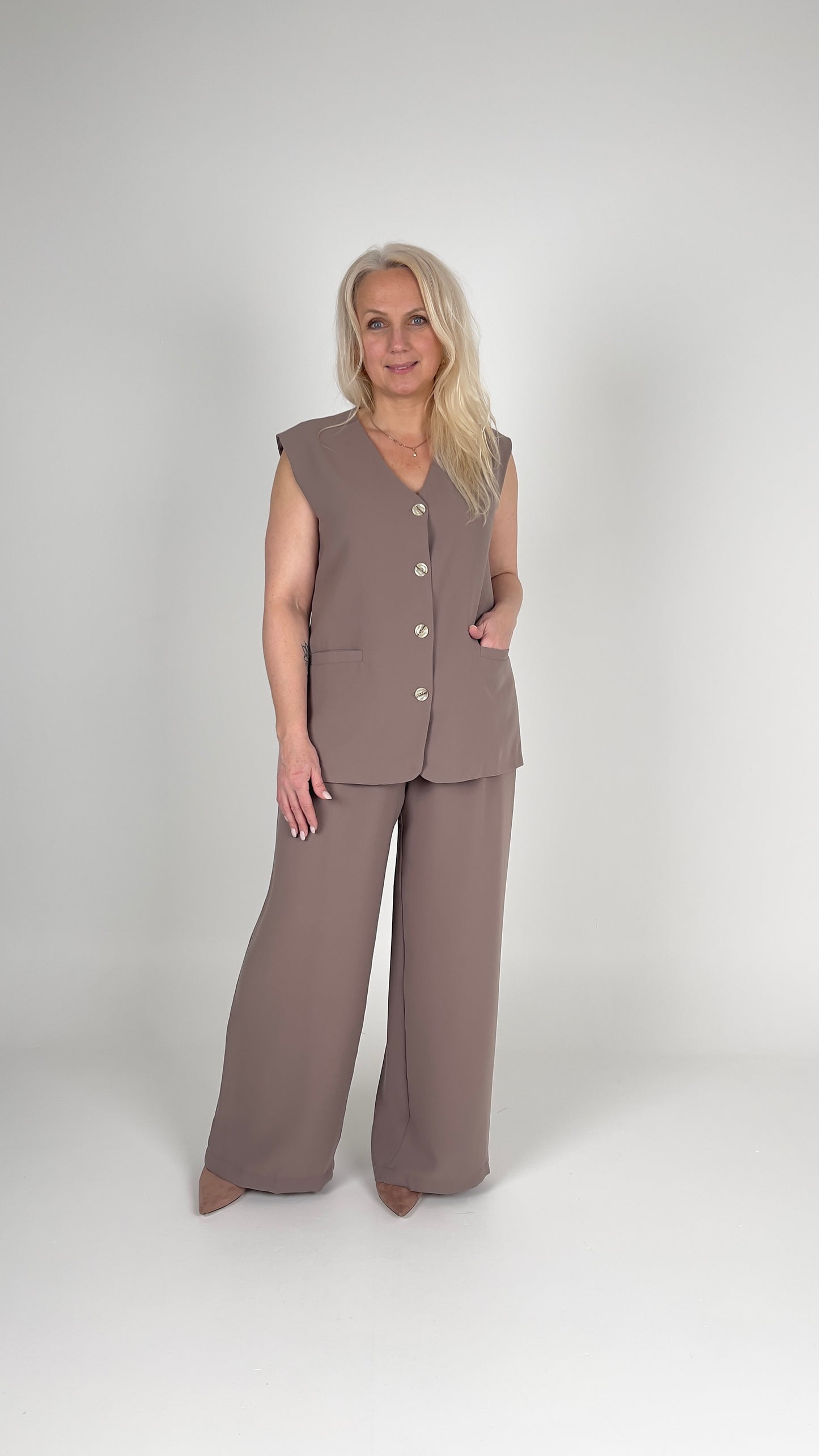 Divdaļīgs kostīms ar platajām biksēm un veste