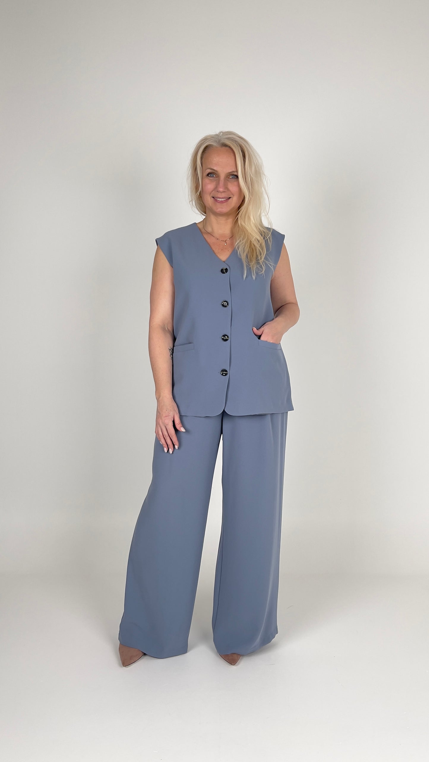 Divdaļīgs kostīms ar platajām biksēm un veste