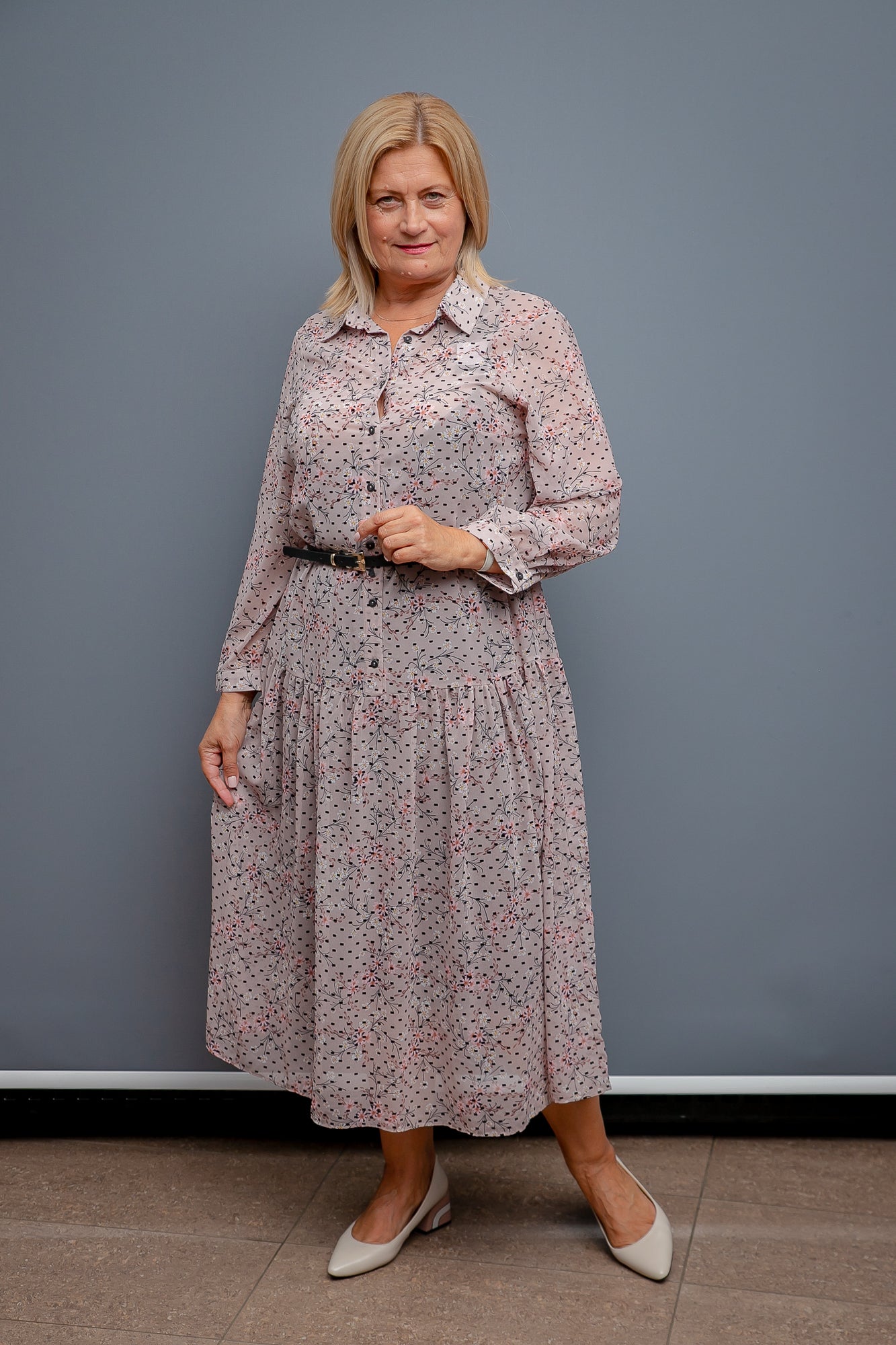Šifona kleita ar smalku ziedu rakstu