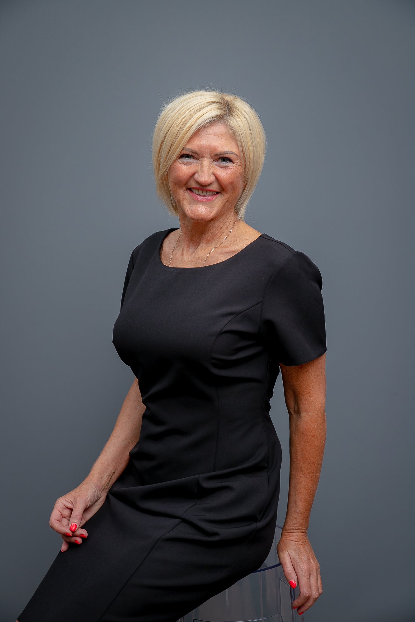 Melna klasiska kleita