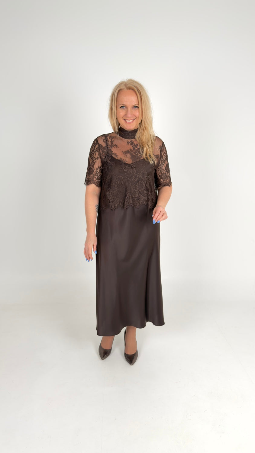 Elegants komplekts: mežģīņu blūze un satīna kleita