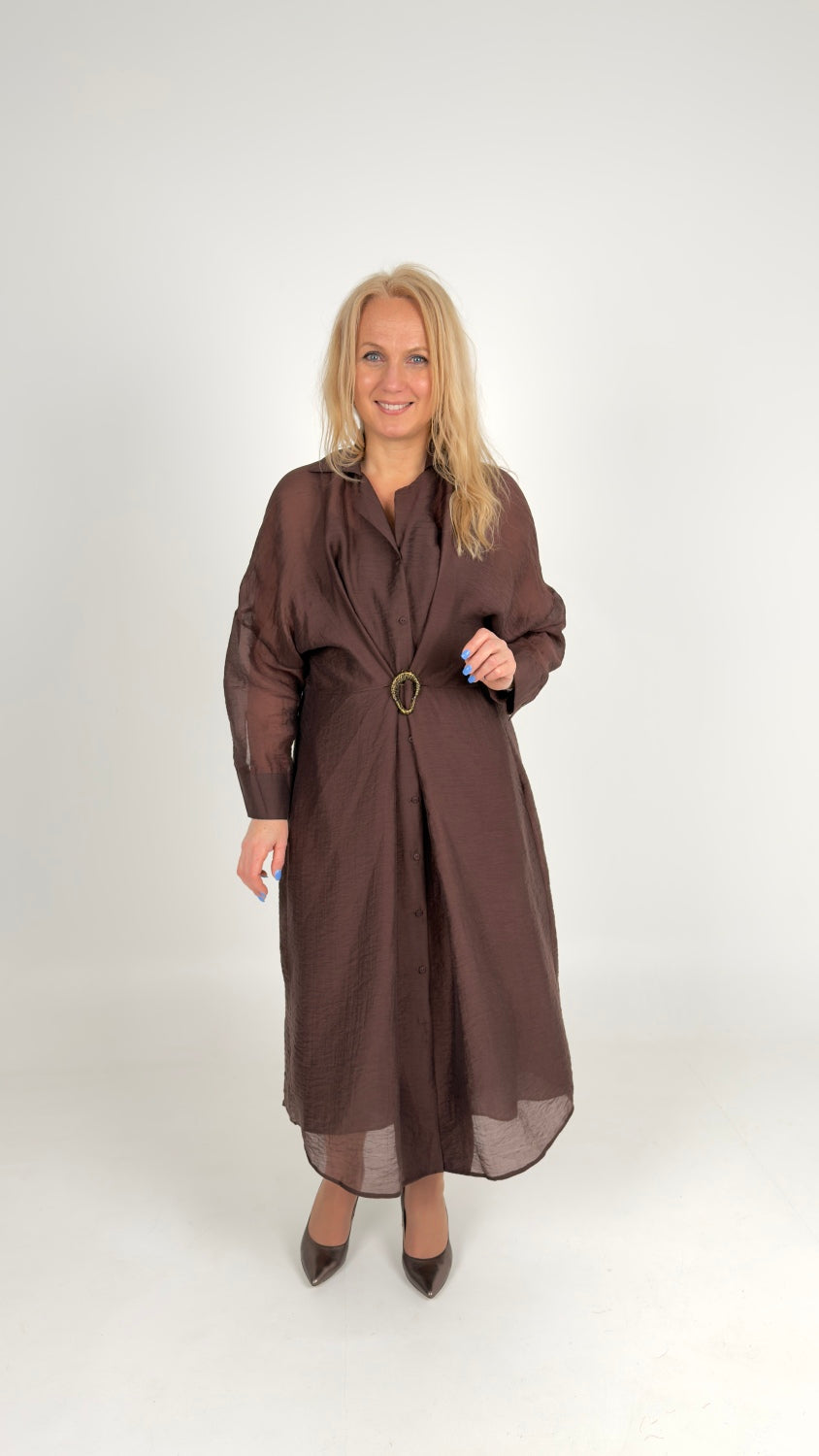 Gaisīga kleita ar apakškleitu un regulējamu savilkumu jostasvietā.