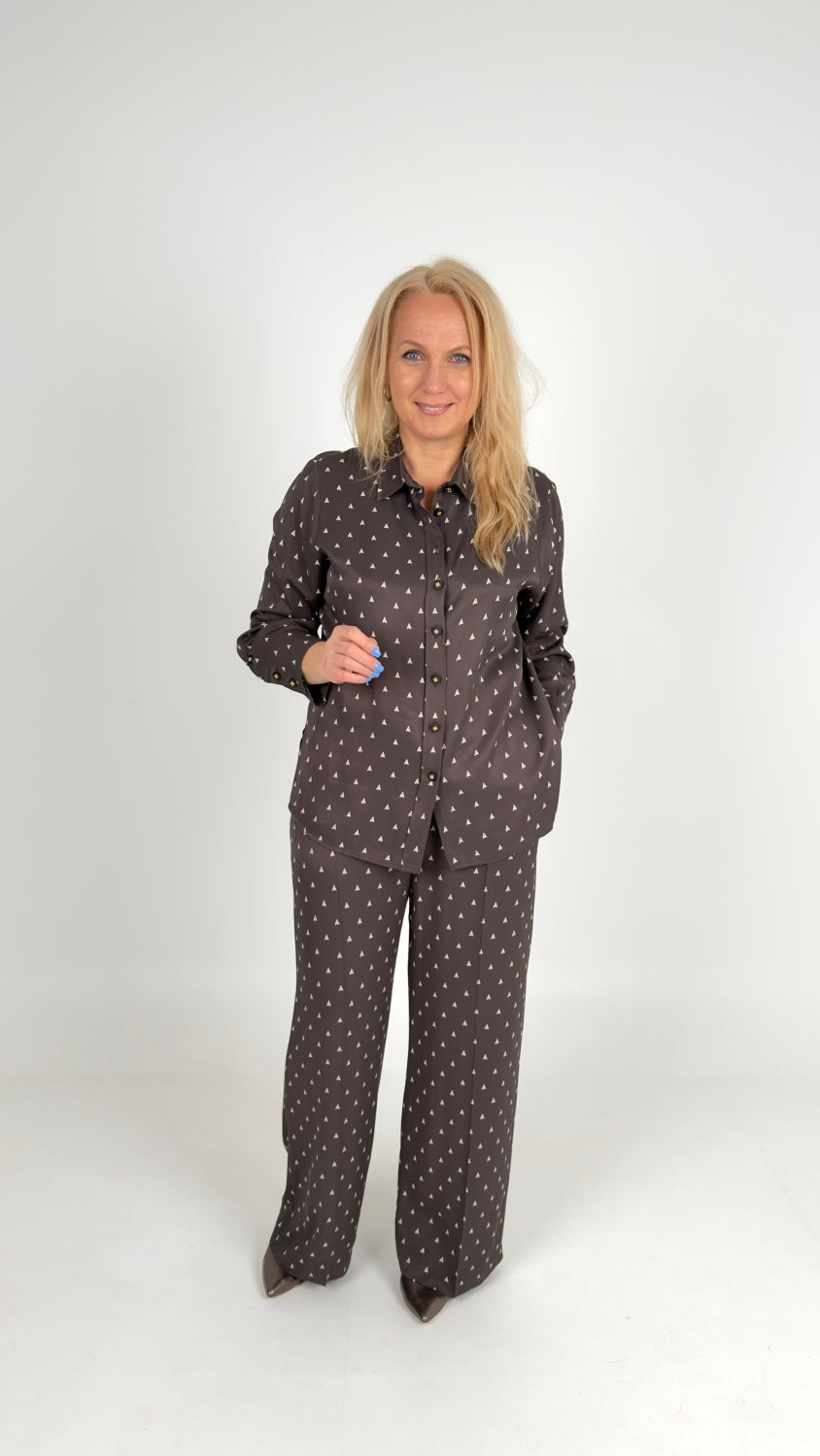 Stilīgs komplekts šokolādes krāsā