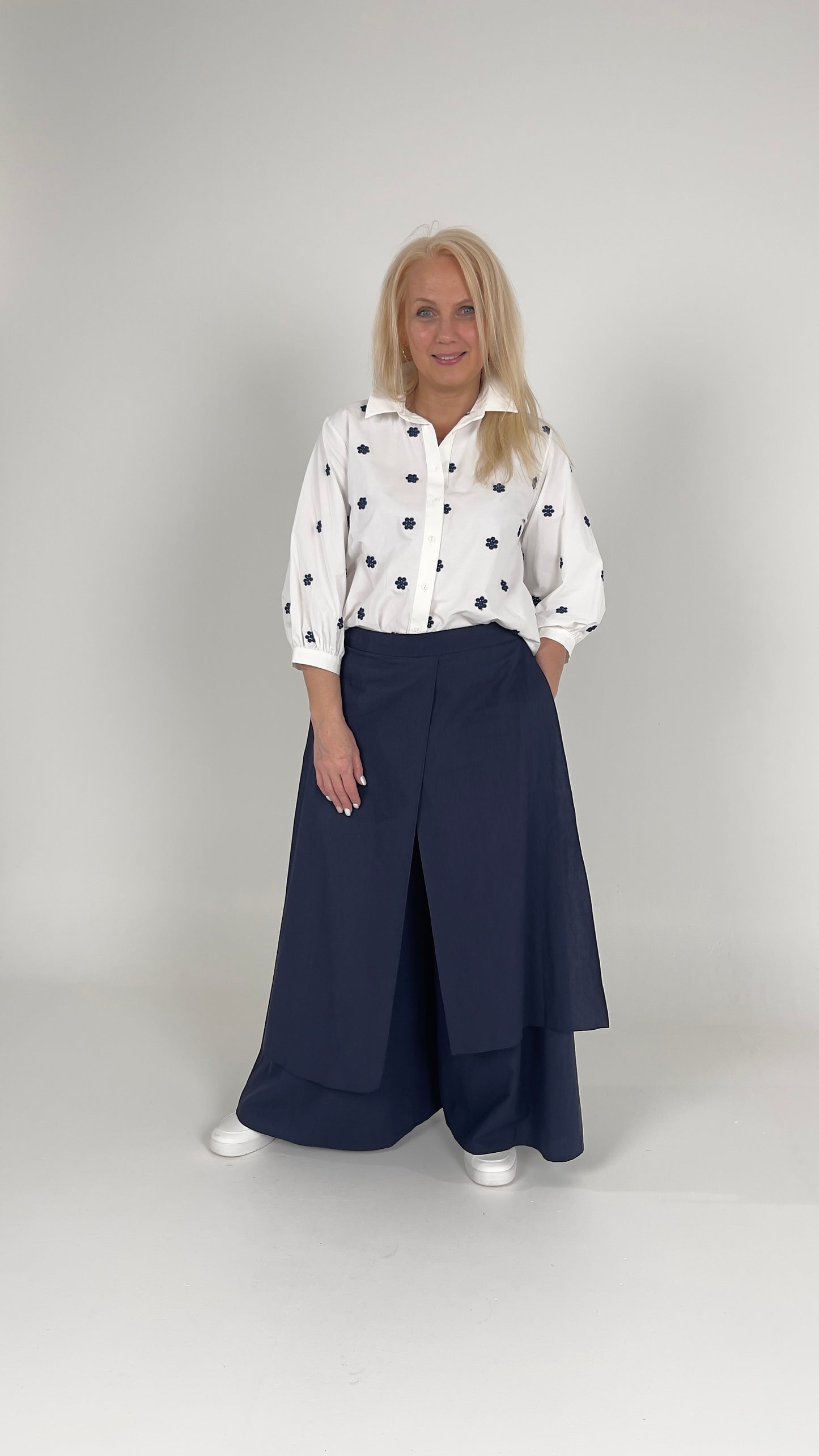 Kokvilnas krekls ar izšuvumiem