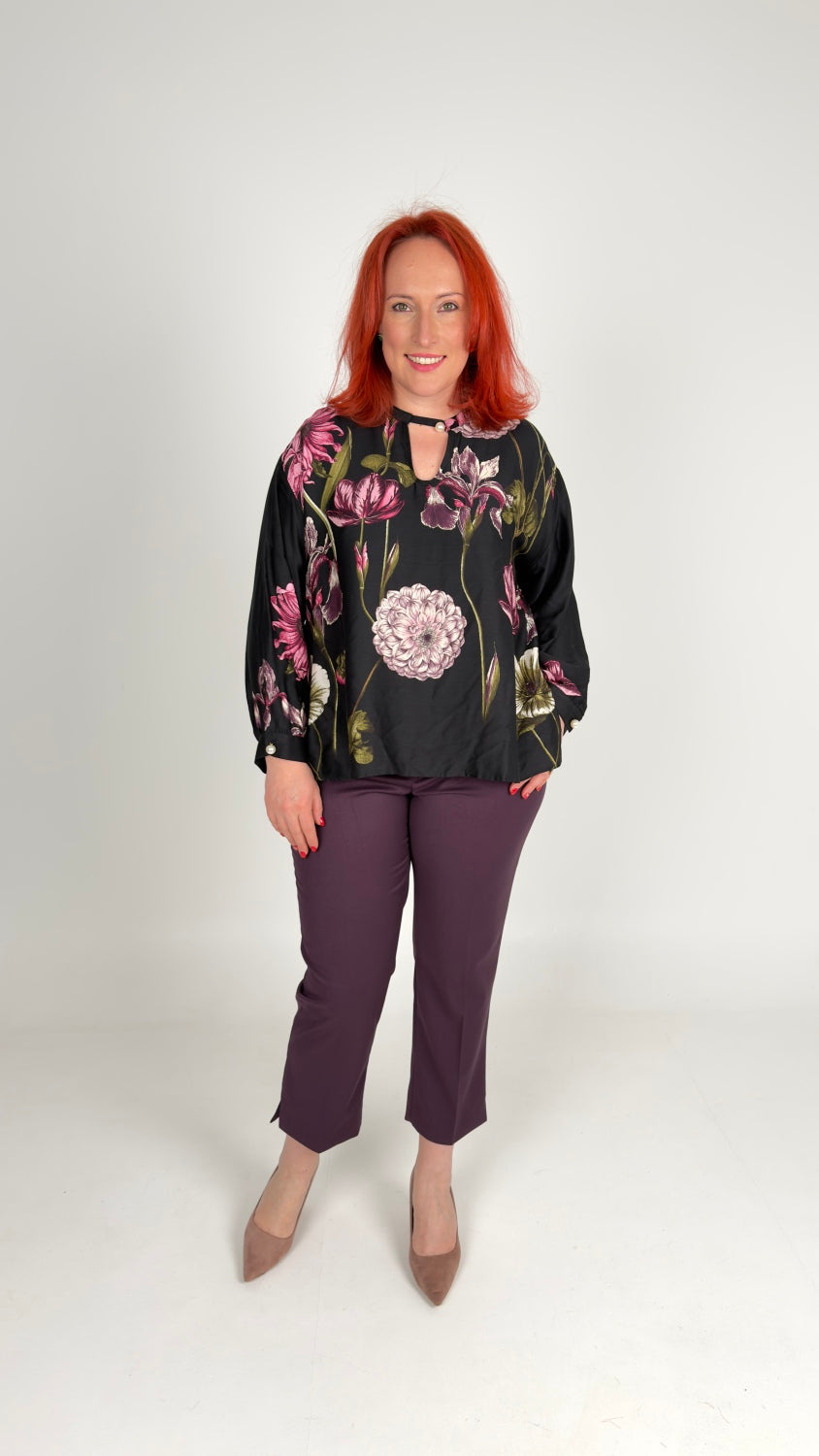 Viegla blūze ar lillā ziediem