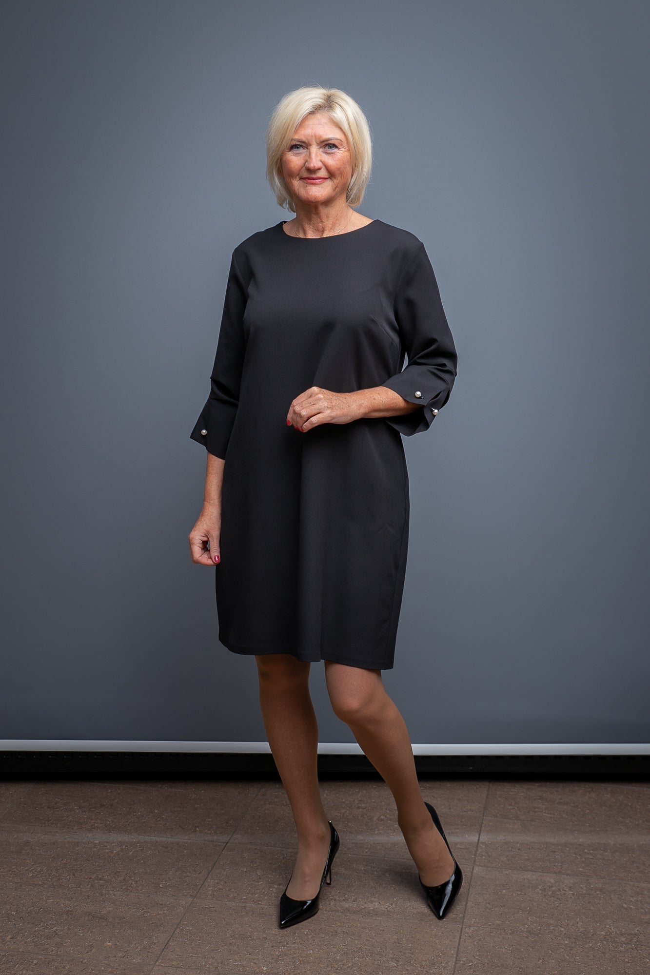 Melna klasiska kleita ar pērlēm