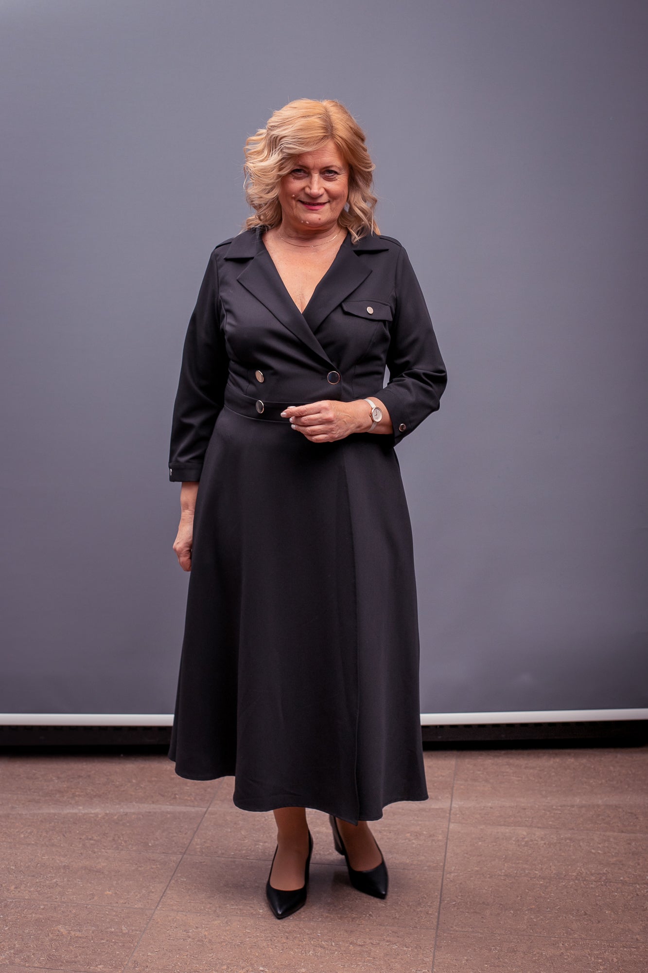 Melna klasiska kleita