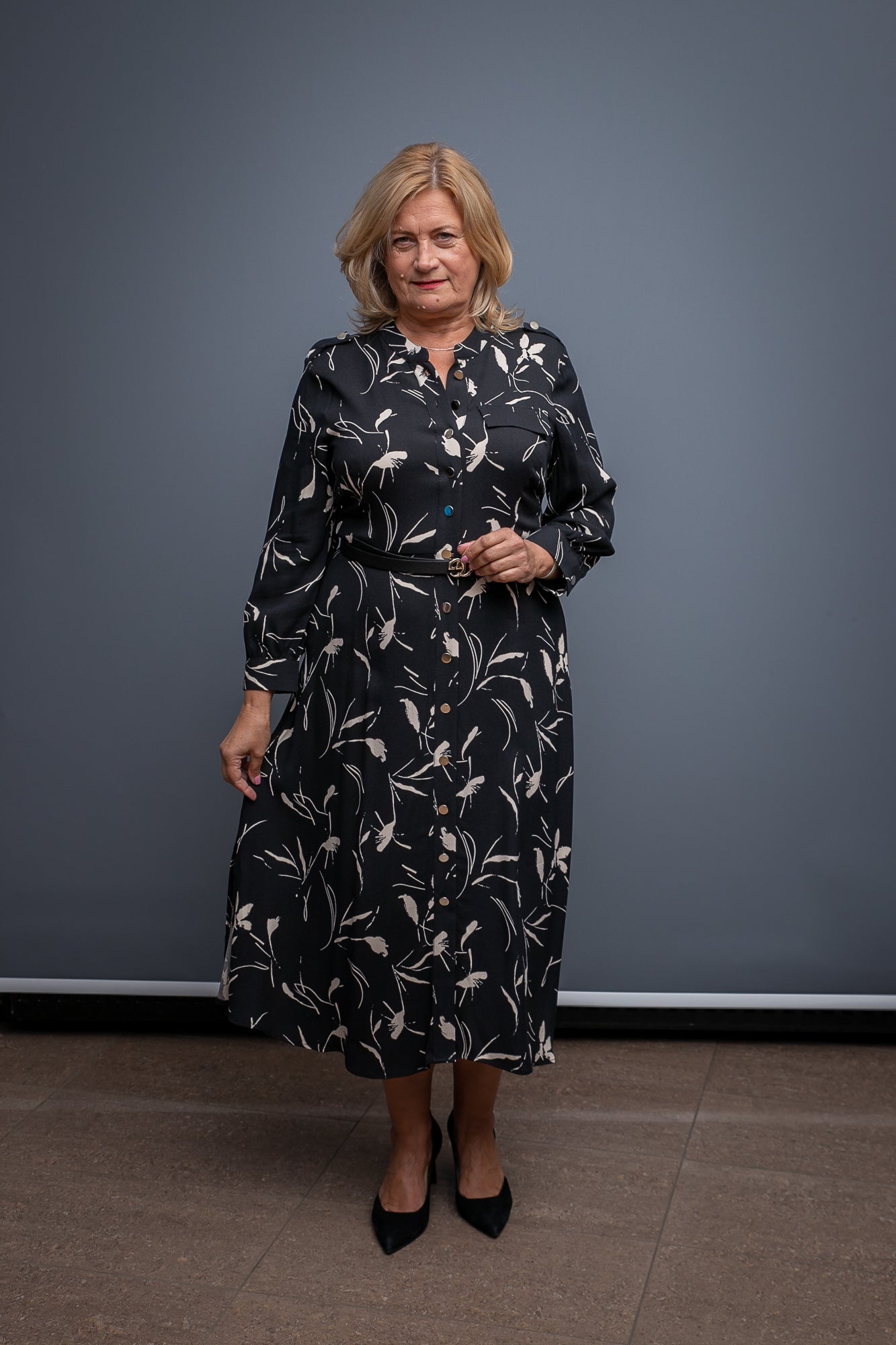 Melna kleita ar rakstu un jostu