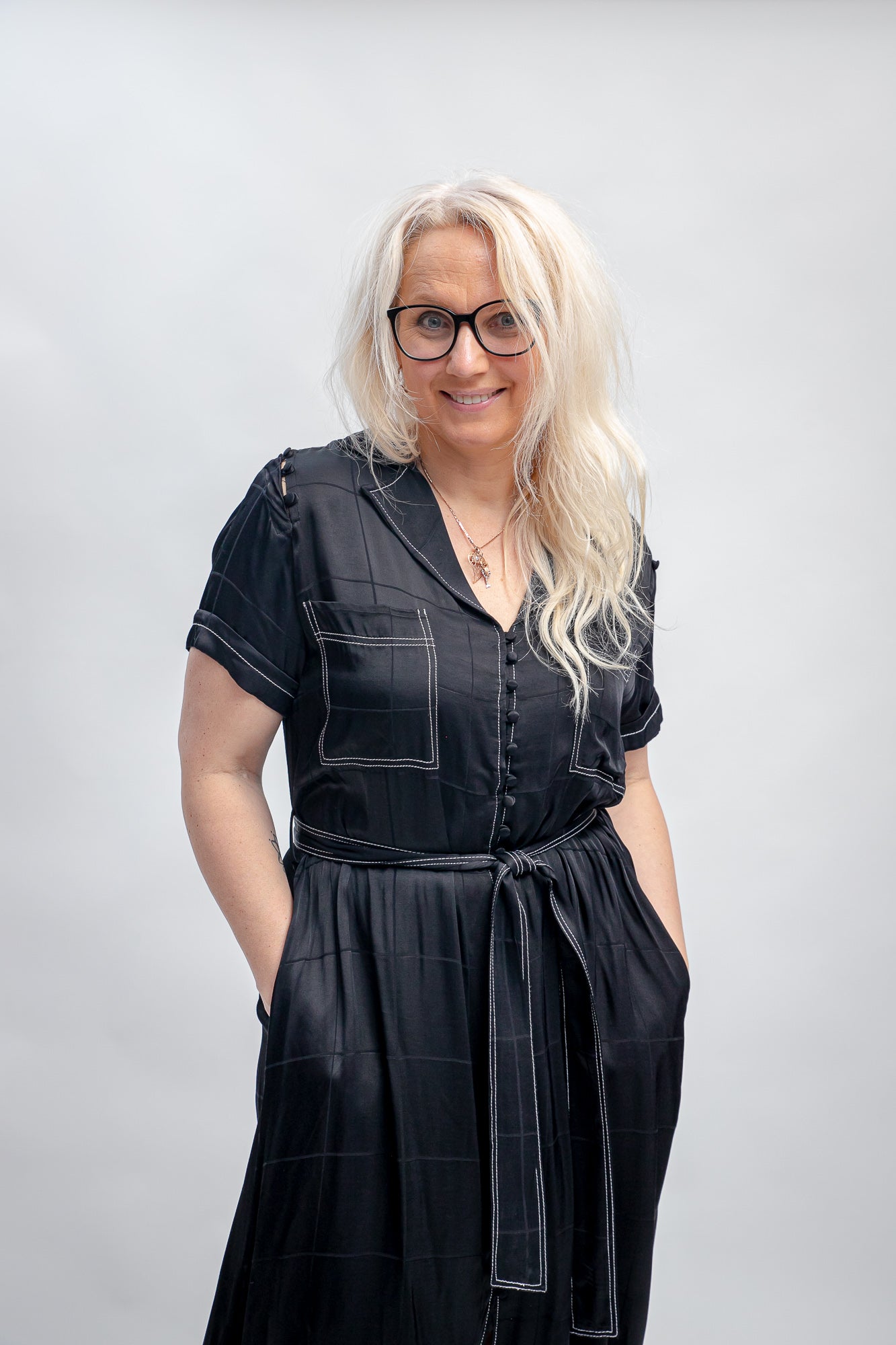 Melna kleita uz podziņam un jostu