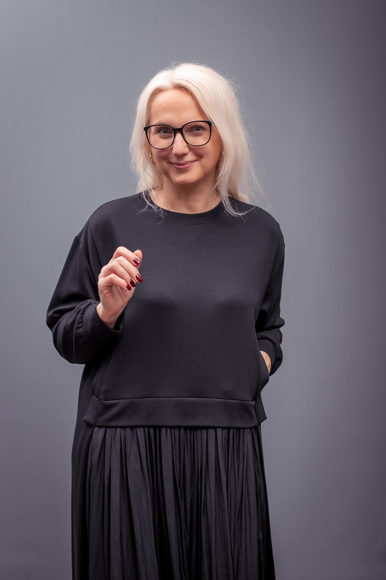 Melna kleita ar šifona priekšu