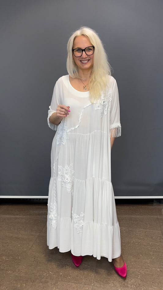 Balta kleita ar uzšuvēm