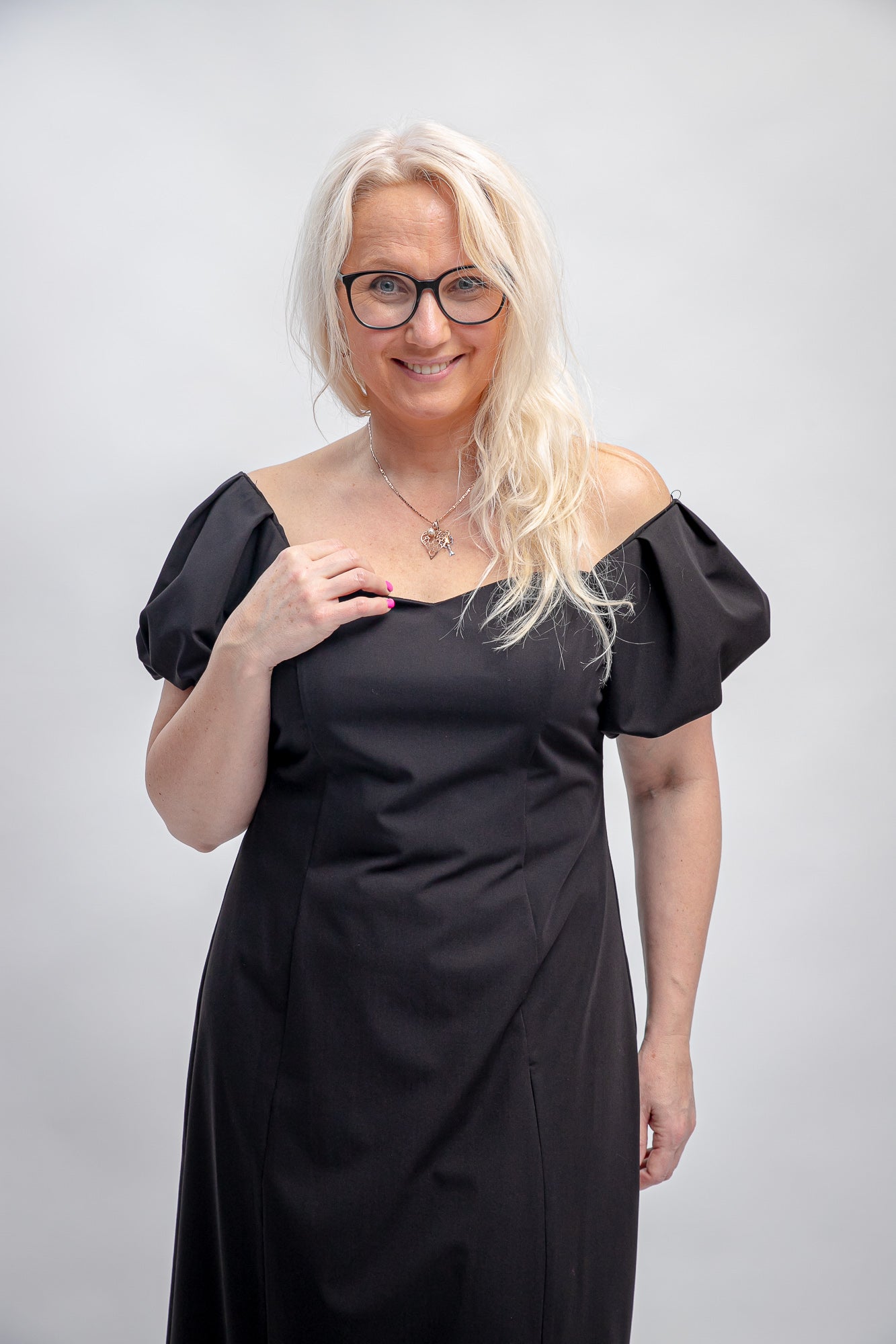Klasiska melna kleita