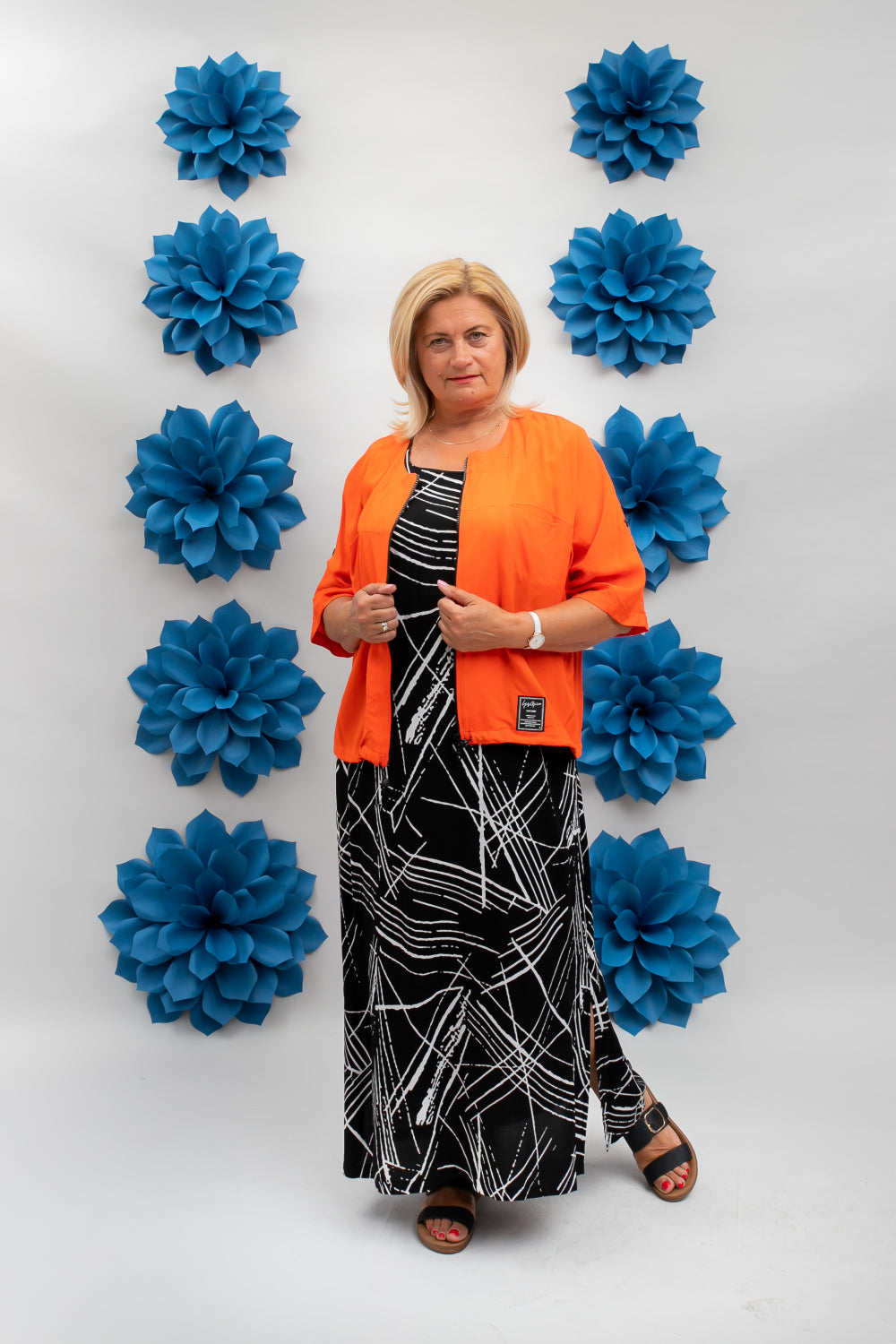 Kleita ar oranžu jaku.