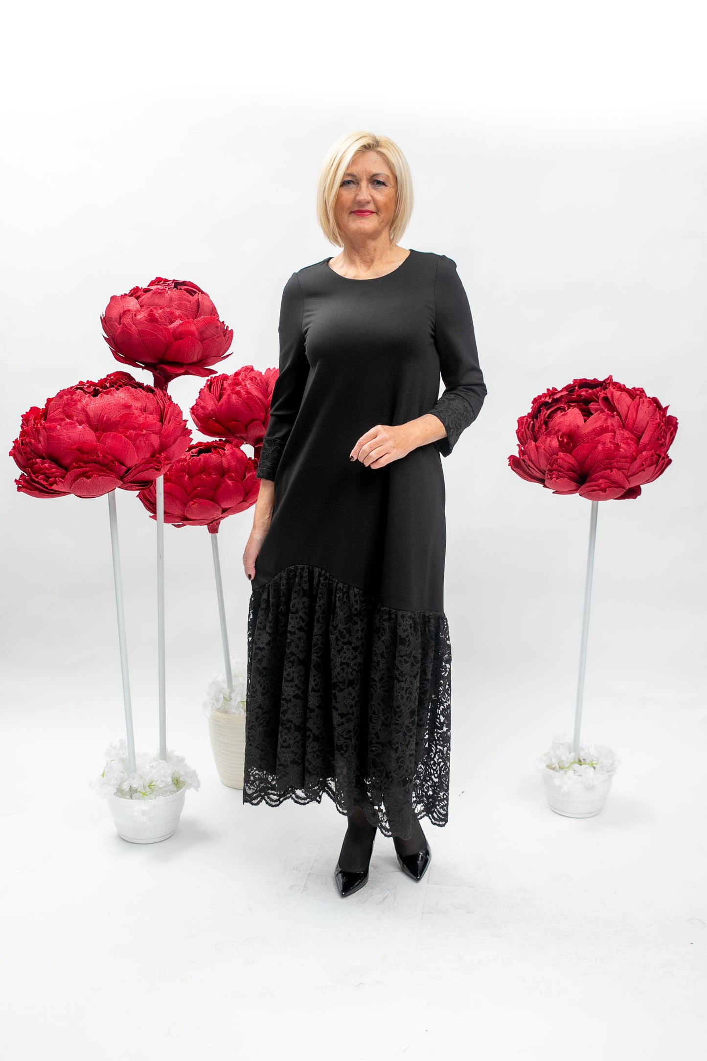 Melna kleita ar mežģīnes volānu