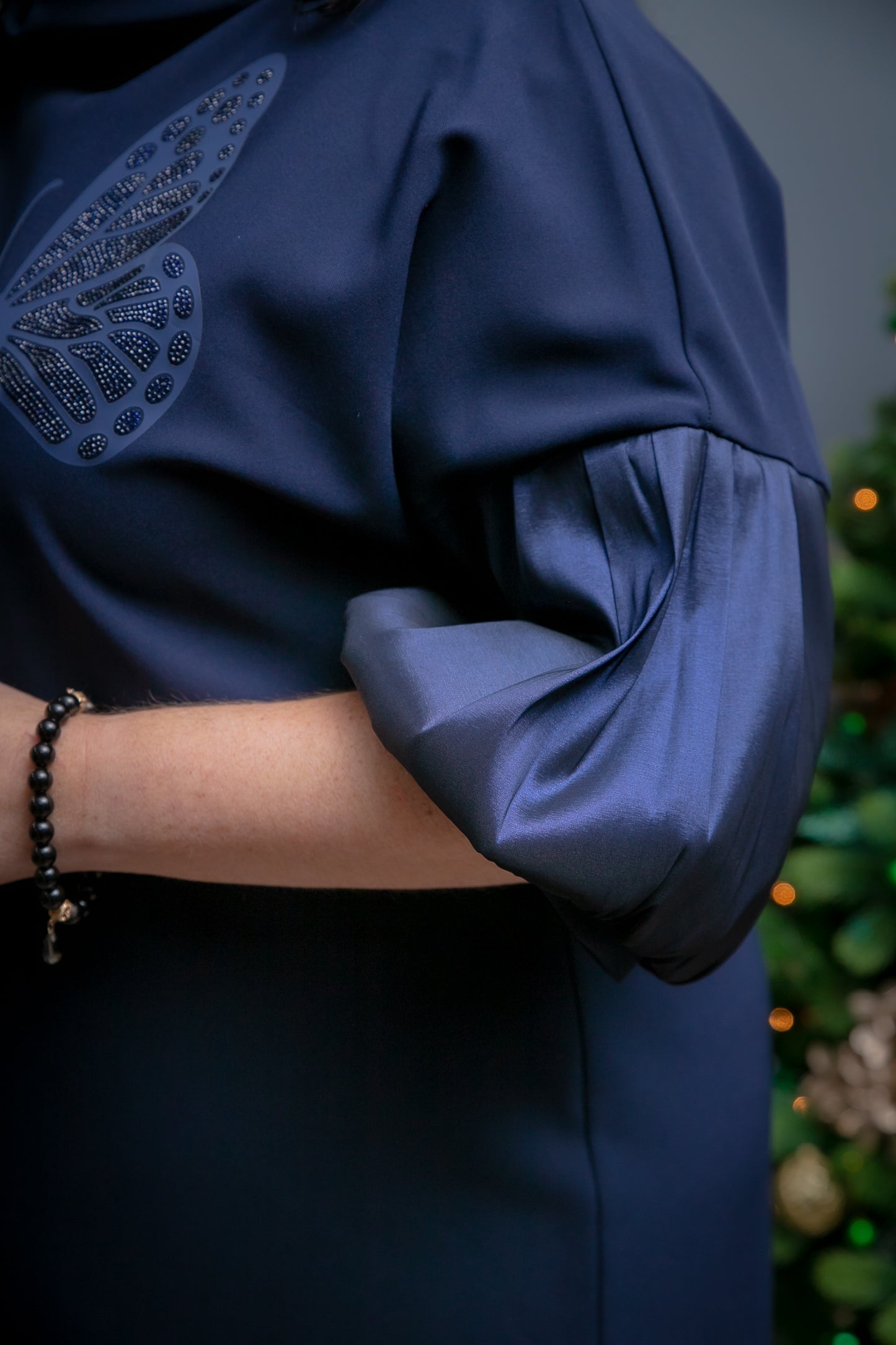 Eleganta tumši zila kleita ar spīdumiem