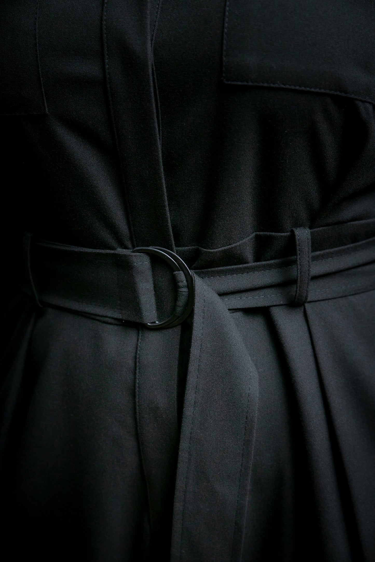 Klasisks melns kombinezons ar kabatām