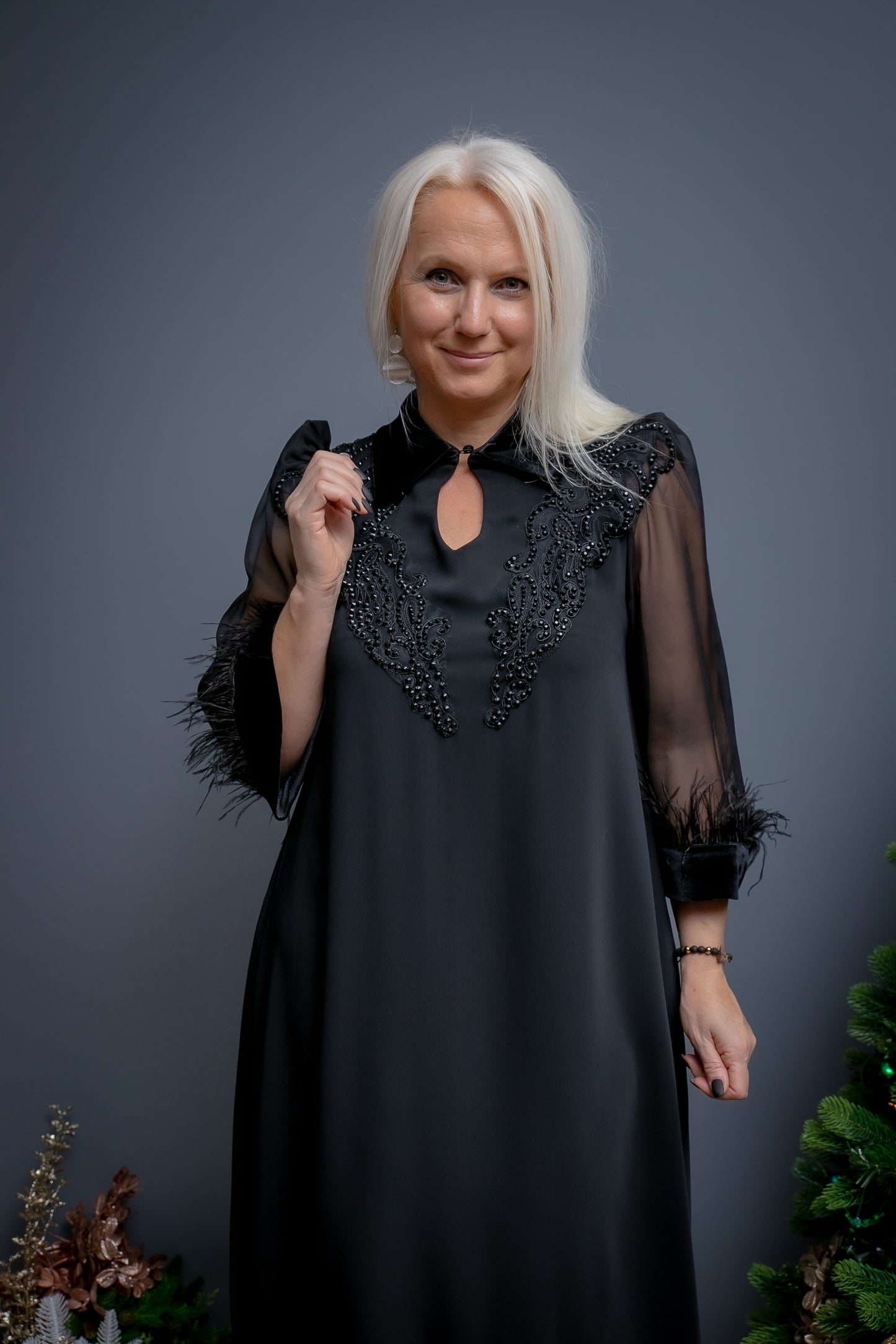 Eleganta melna kleita ar samta un spalvām detaļām
