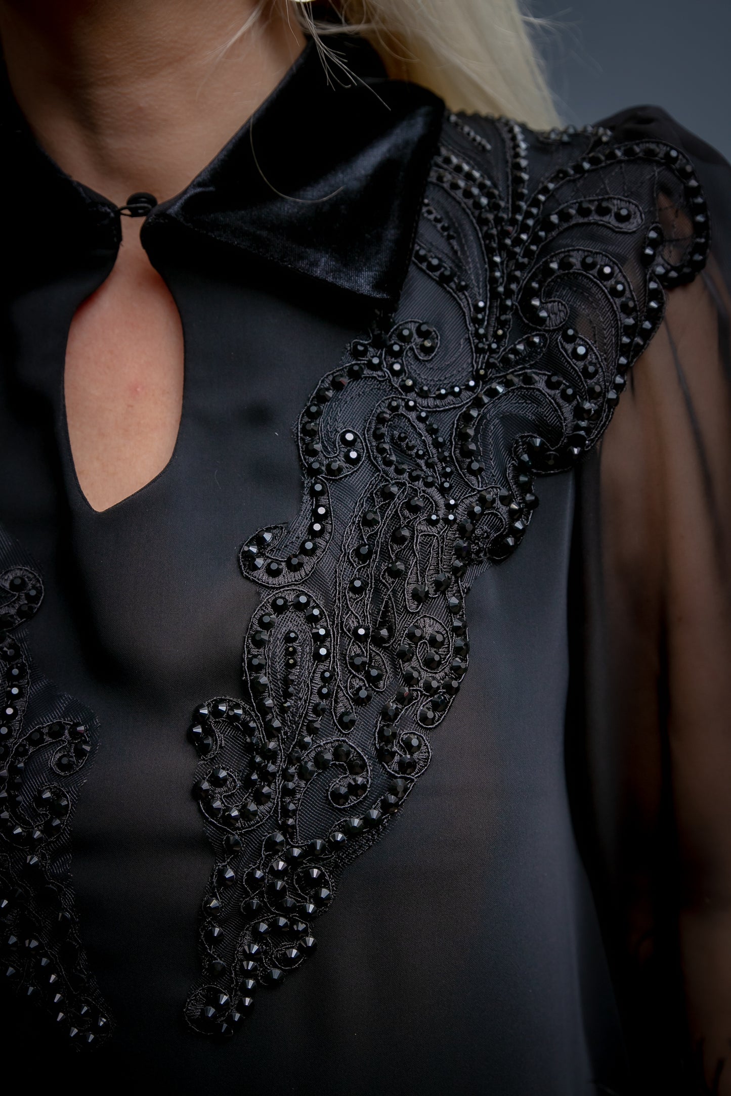 Eleganta melna kleita ar samta un spalvām detaļām