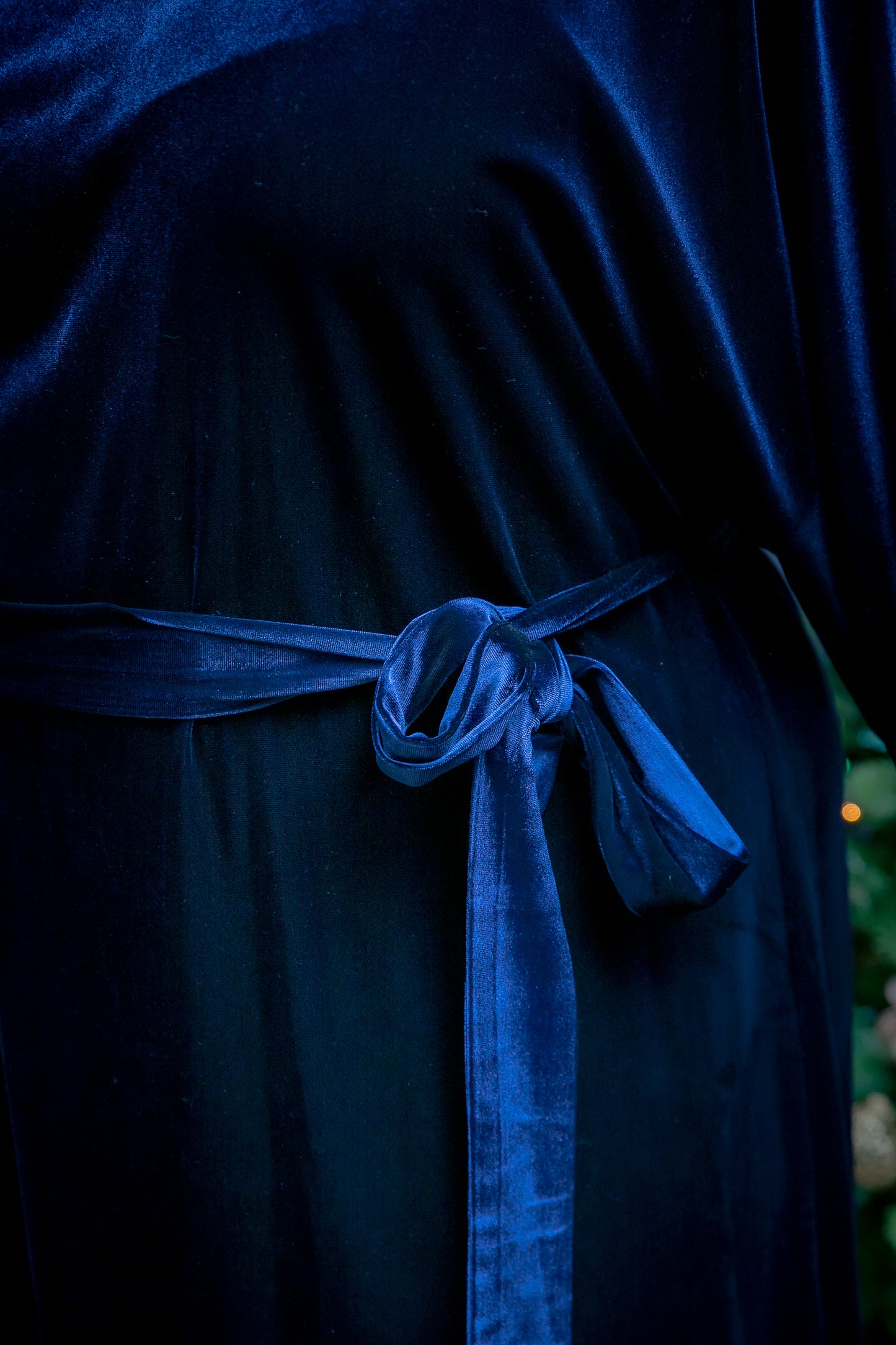 Tumši zila samta kleita