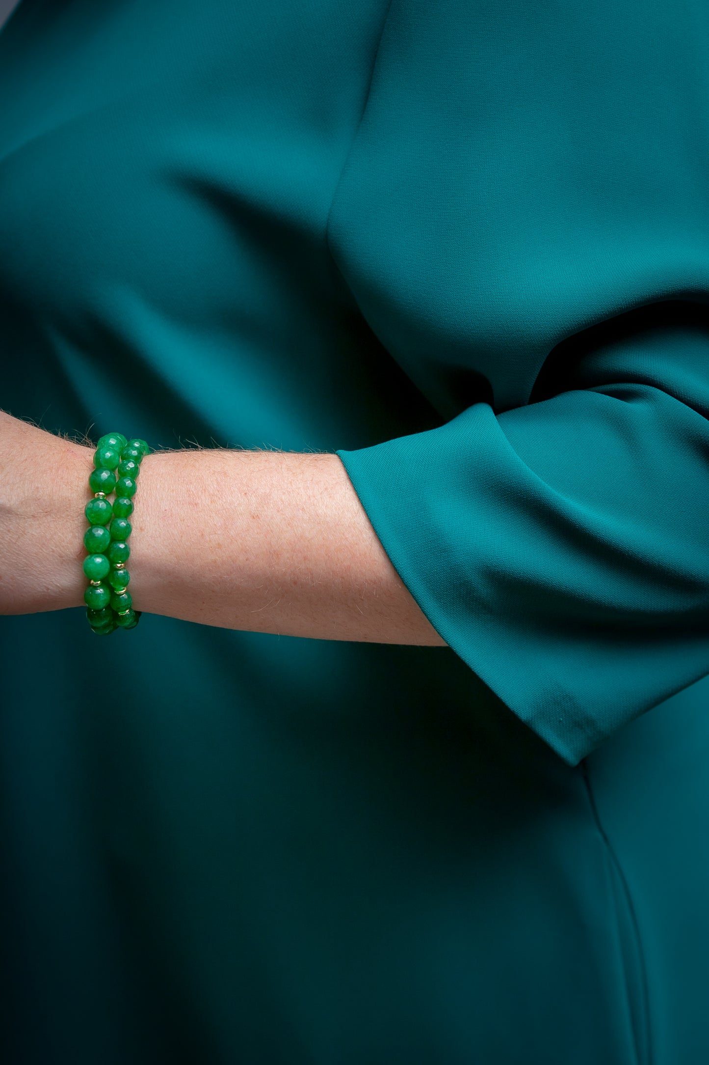 Klasiska zaļa kleita ar spīdumiem ap kaklu