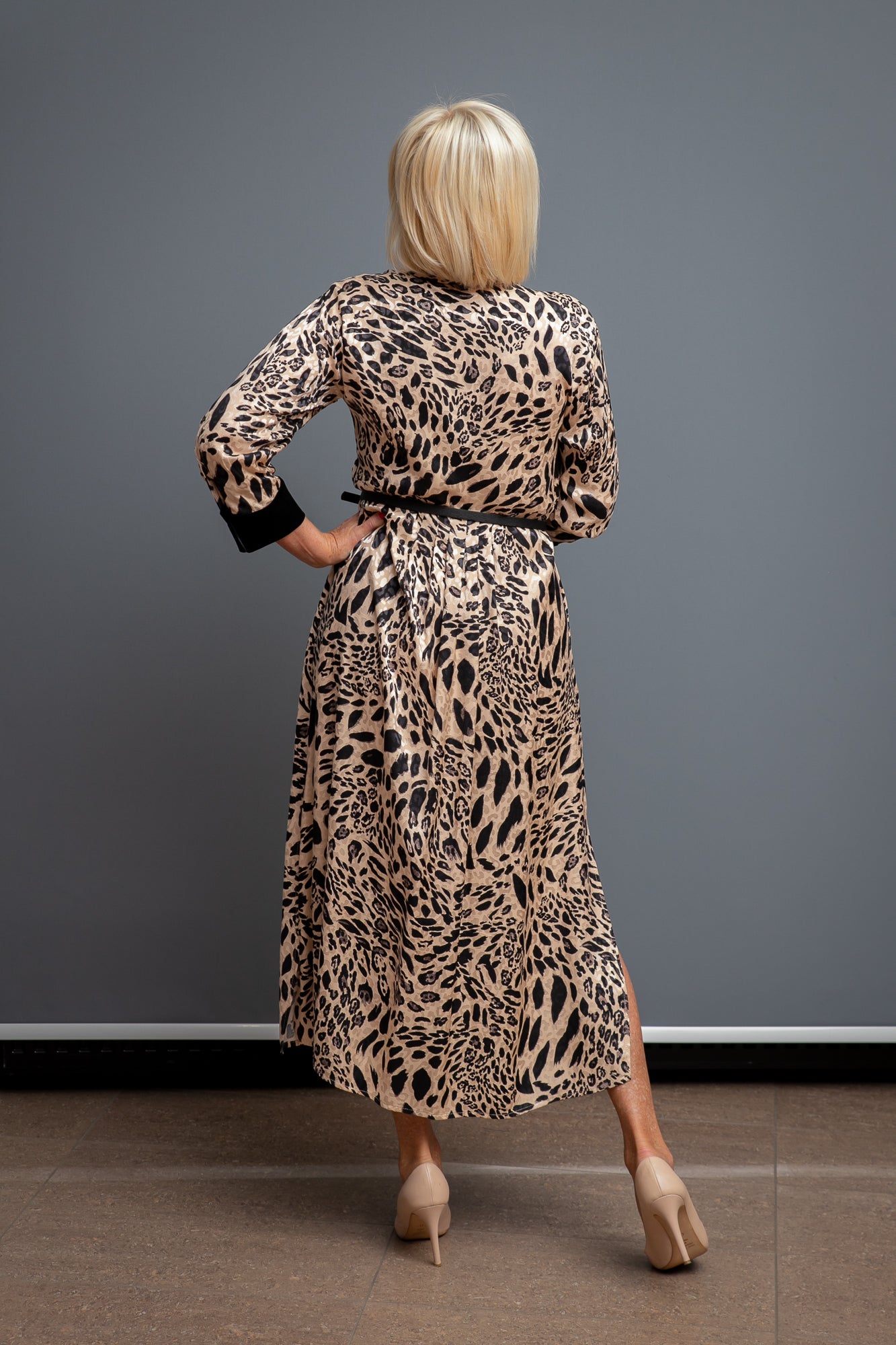 Leoparda kleita ar jostu un samta detaļām