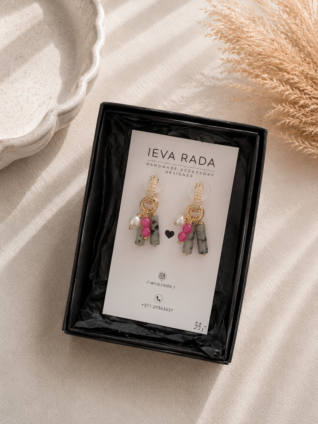 Roku darba auskari ar dabīgajiem akmeņiem