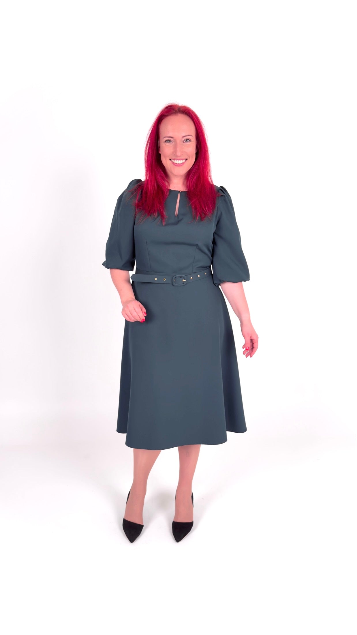 Kleita tumši zaļā tonī ar jostu un volān piedurknēm