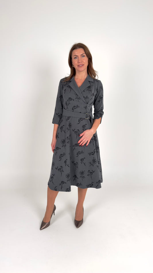 Antracīta krāsas kleita ar ziedu uzšuvumu