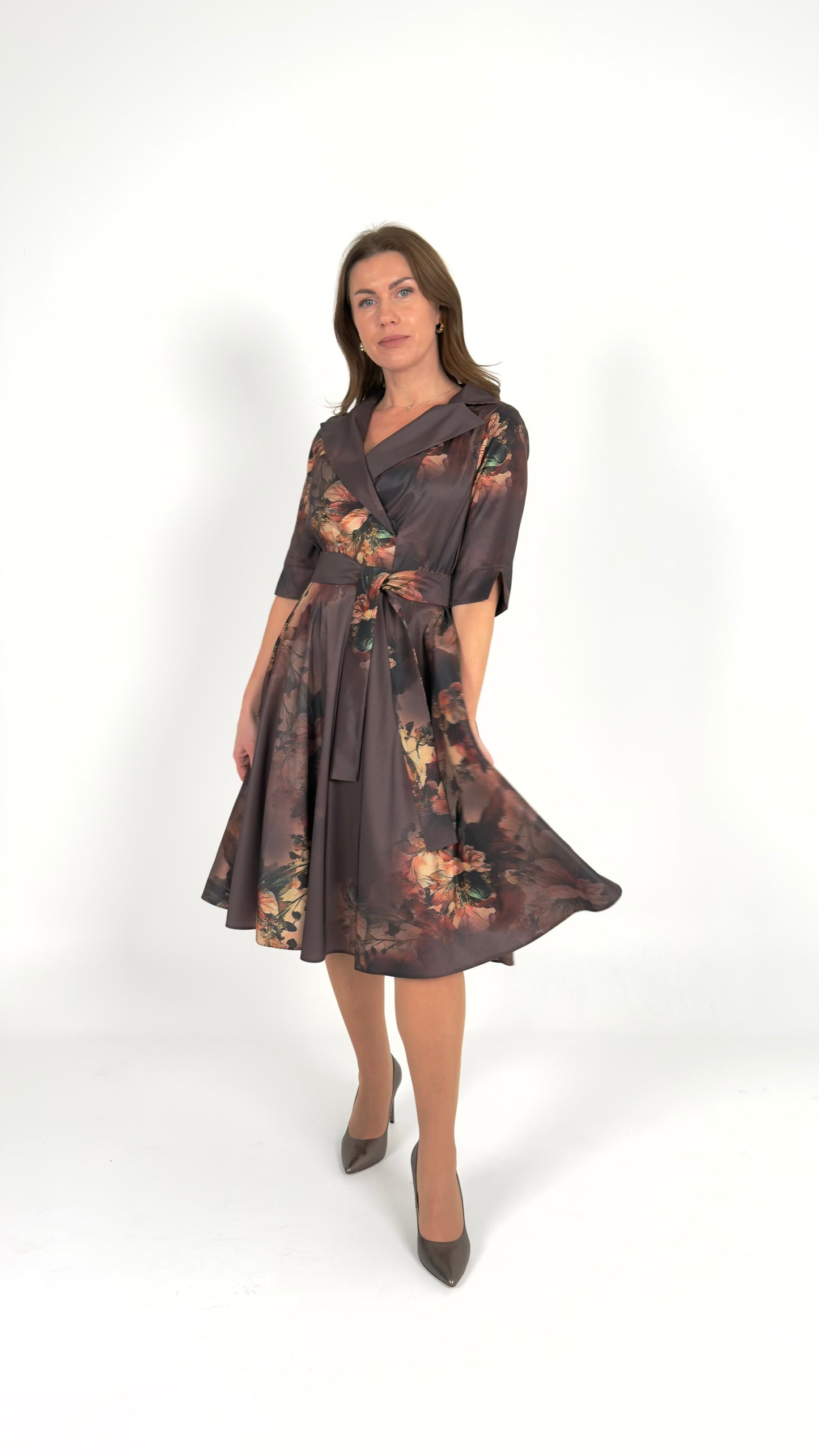 Klasiska kleita ar ziedu rakstu un krādziņu