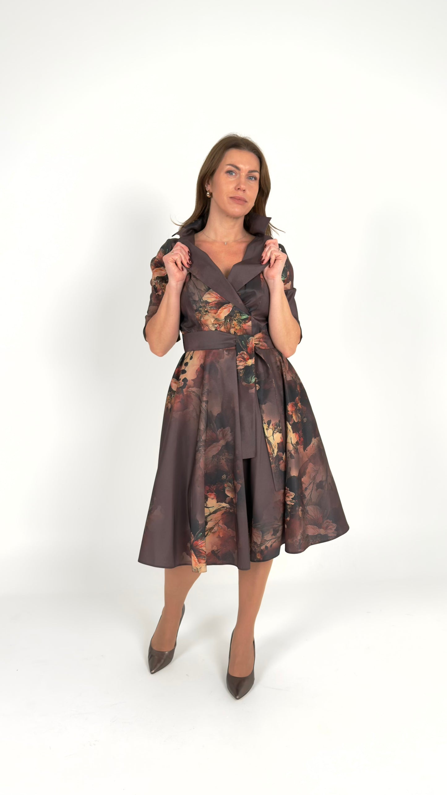 Klasiska kleita ar ziedu rakstu un krādziņu