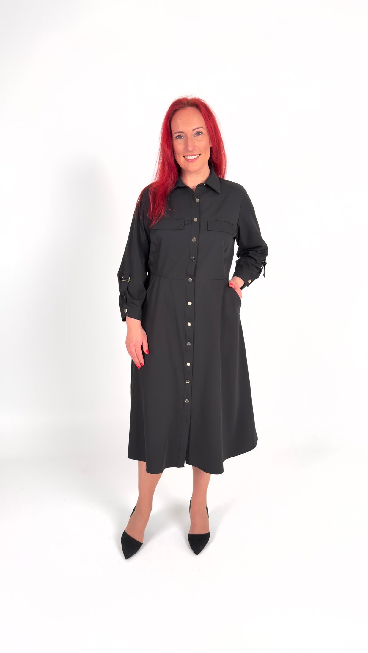 Midi garuma klasiskā melna kleita uz pogām