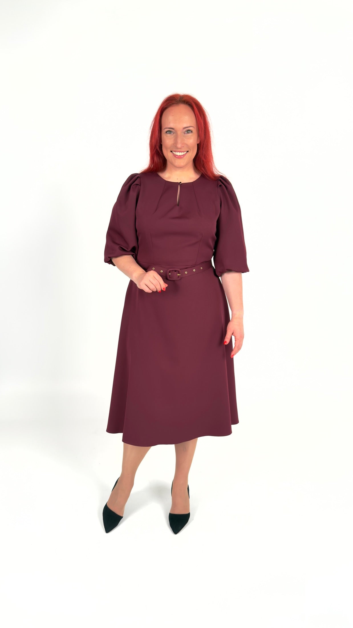 Bordo kleita ar volān piedurknēm un jostu