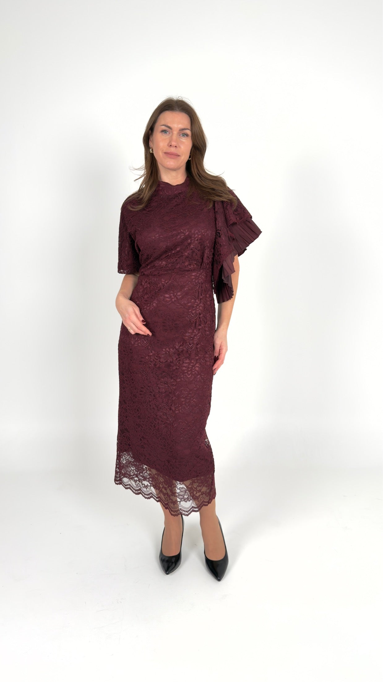 Bordo mežģīņu kleita ar asimetrisku volānu piedurkni