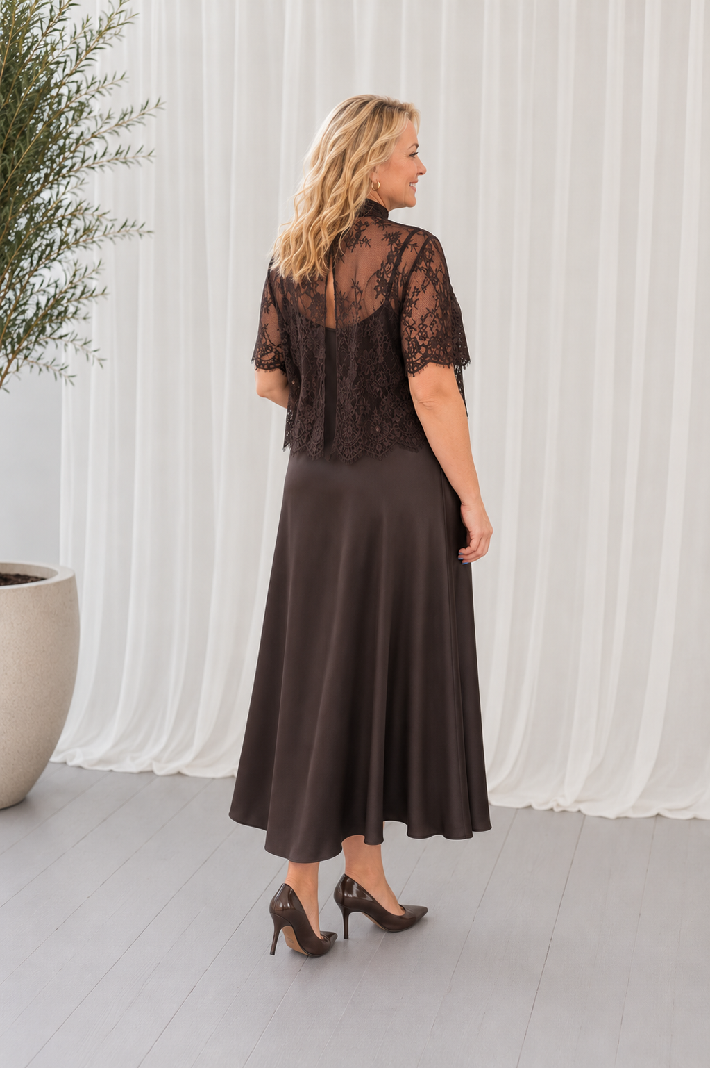 Elegants komplekts: mežģīņu blūze un satīna kleita