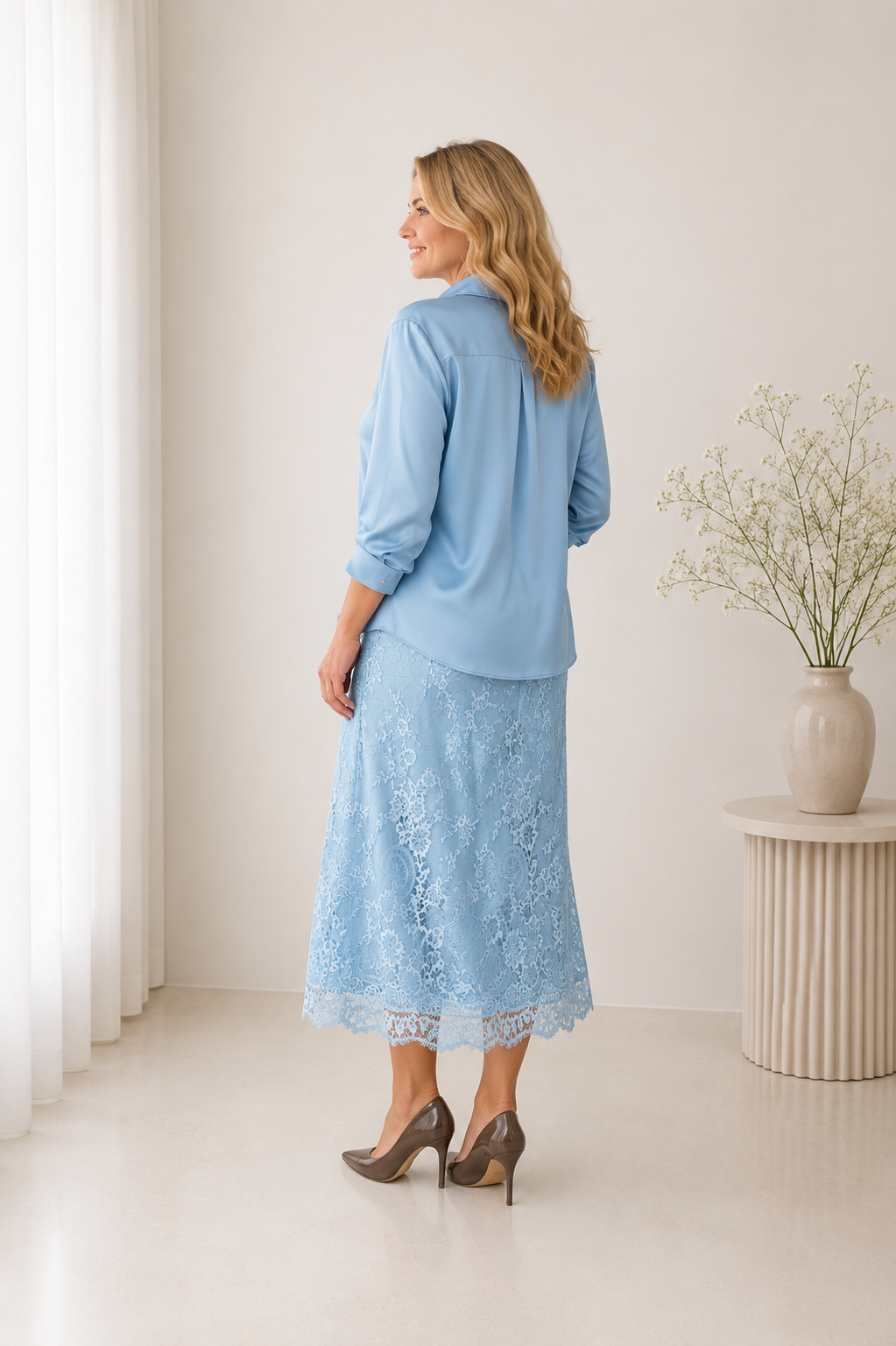 Elegants komplekts: mežģīņu kleita un satīna blūze