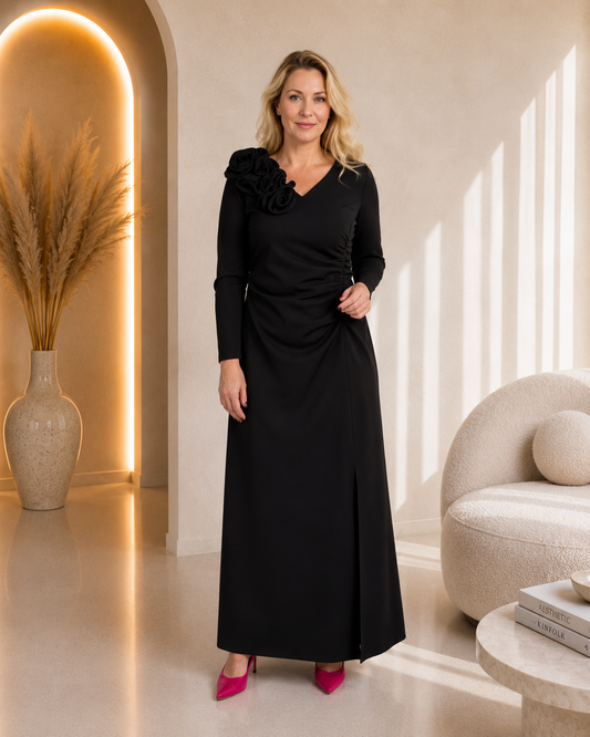 Gara melna vakarkleita ar elegantu izgriezumu