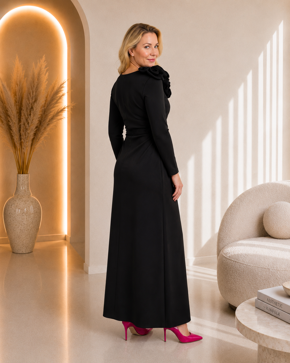 Gara melna vakarkleita ar elegantu izgriezumu