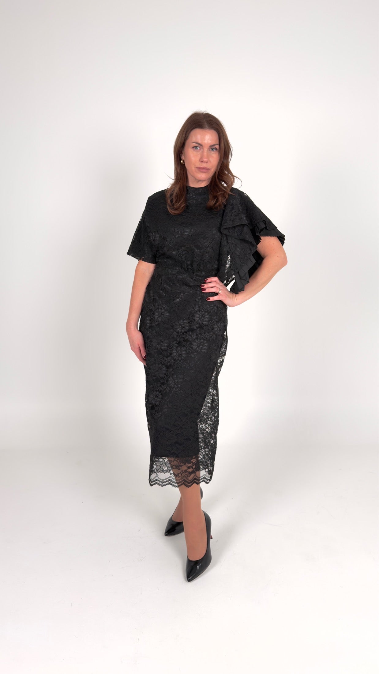 Melna mežģīnes kleita ar piedurknēm