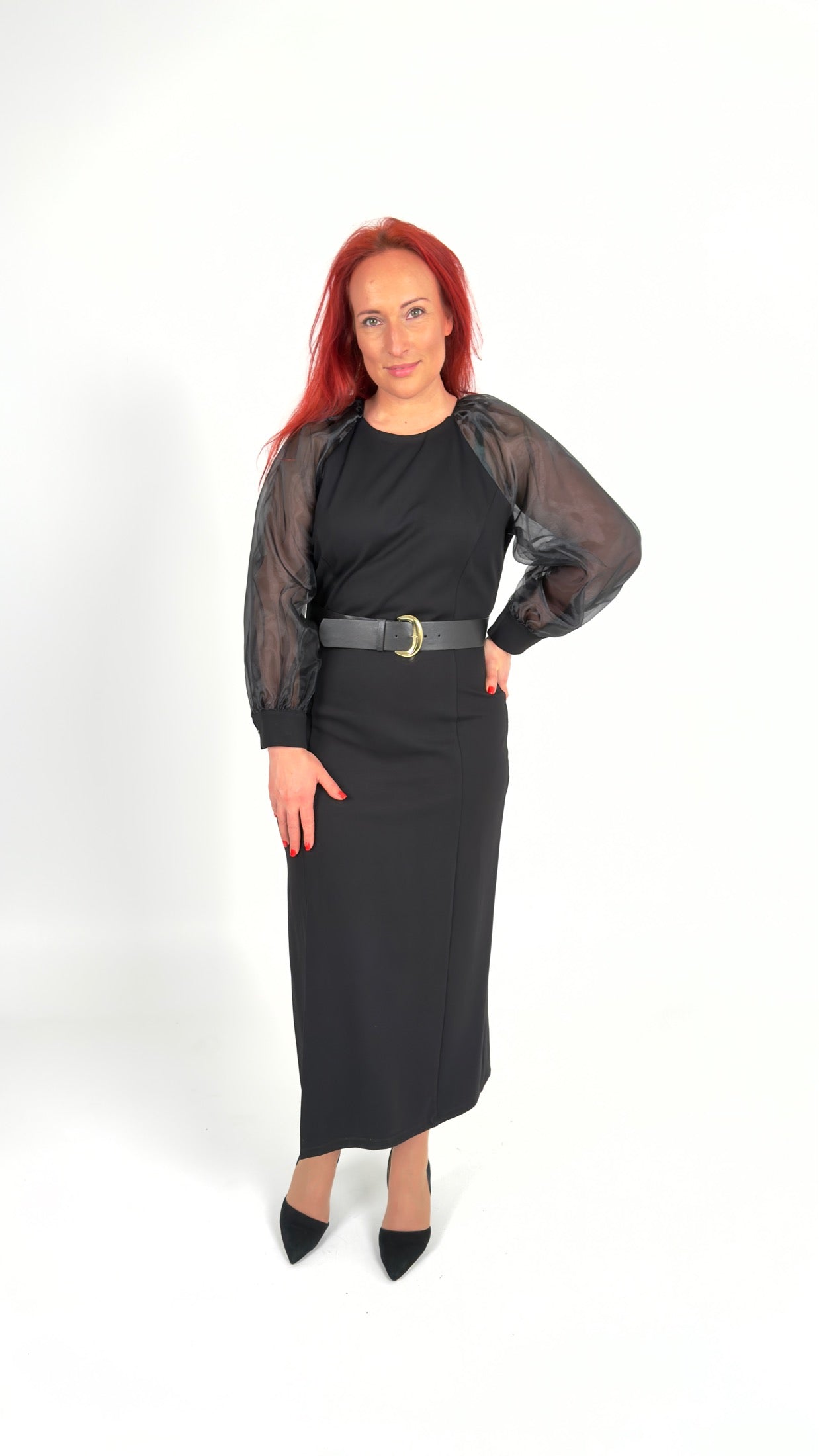 Sievišķīga gara melna kleita ar šifona piedurknēm un jostu