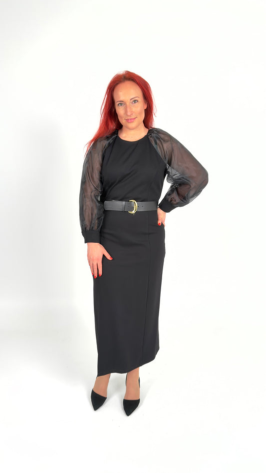 Sievišķīga gara melna kleita ar šifona piedurknēm un jostu