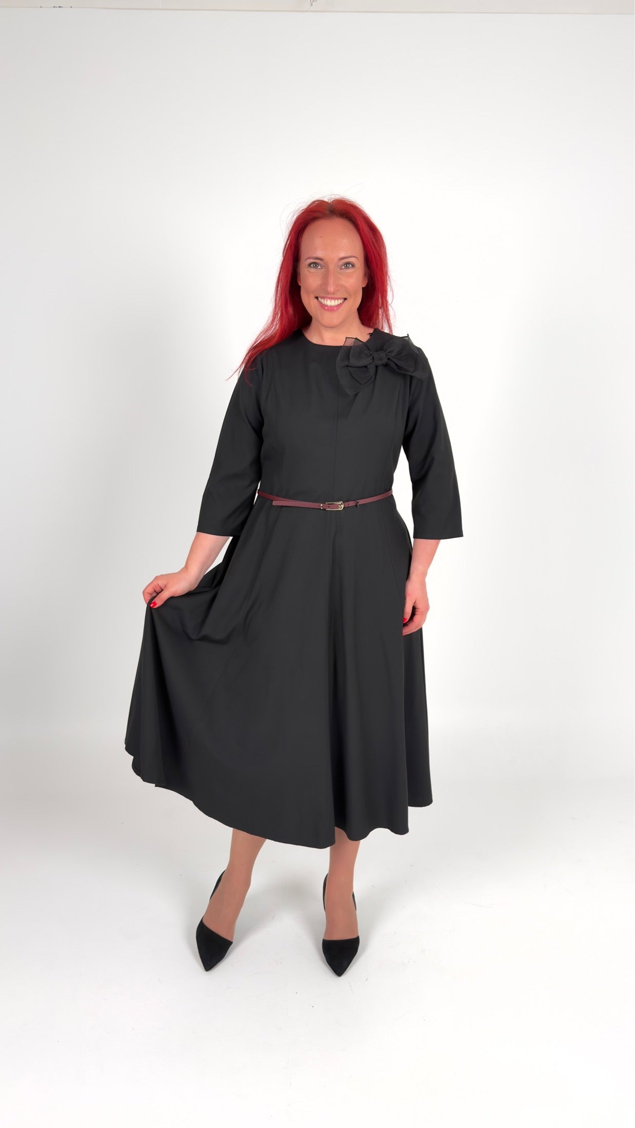 Klasiska melna kleita ar jostu un piespraudi-bantīti