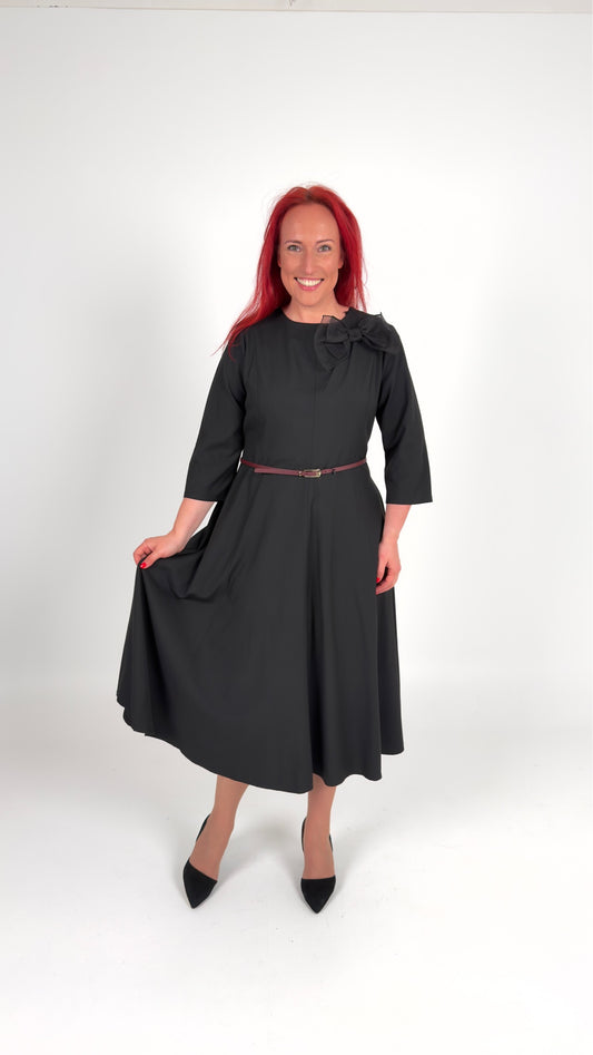 Klasiska melna kleita ar jostu un piespraudi-bantīti